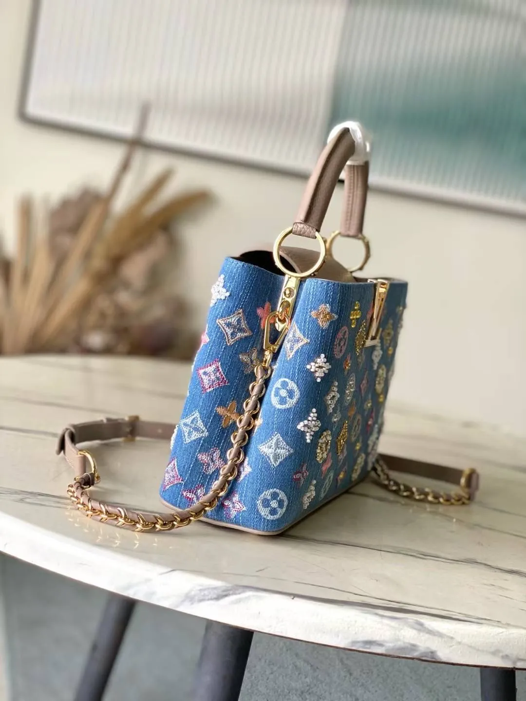 💰2900 "Special Grade Original Leather" M12947 Gray Leather Denim Small This Capucines small handbag is made of Monogram denim embroidered with beads and decorative threads, with LV letters and woven chains infused with a metallic edge, and matched with contrasting leather trim. The flip cover can be placed externally or internally, and the neat inner layer and multiple carrying methods complete the functional details. Dimensions: 18 × 27 × 9 cm