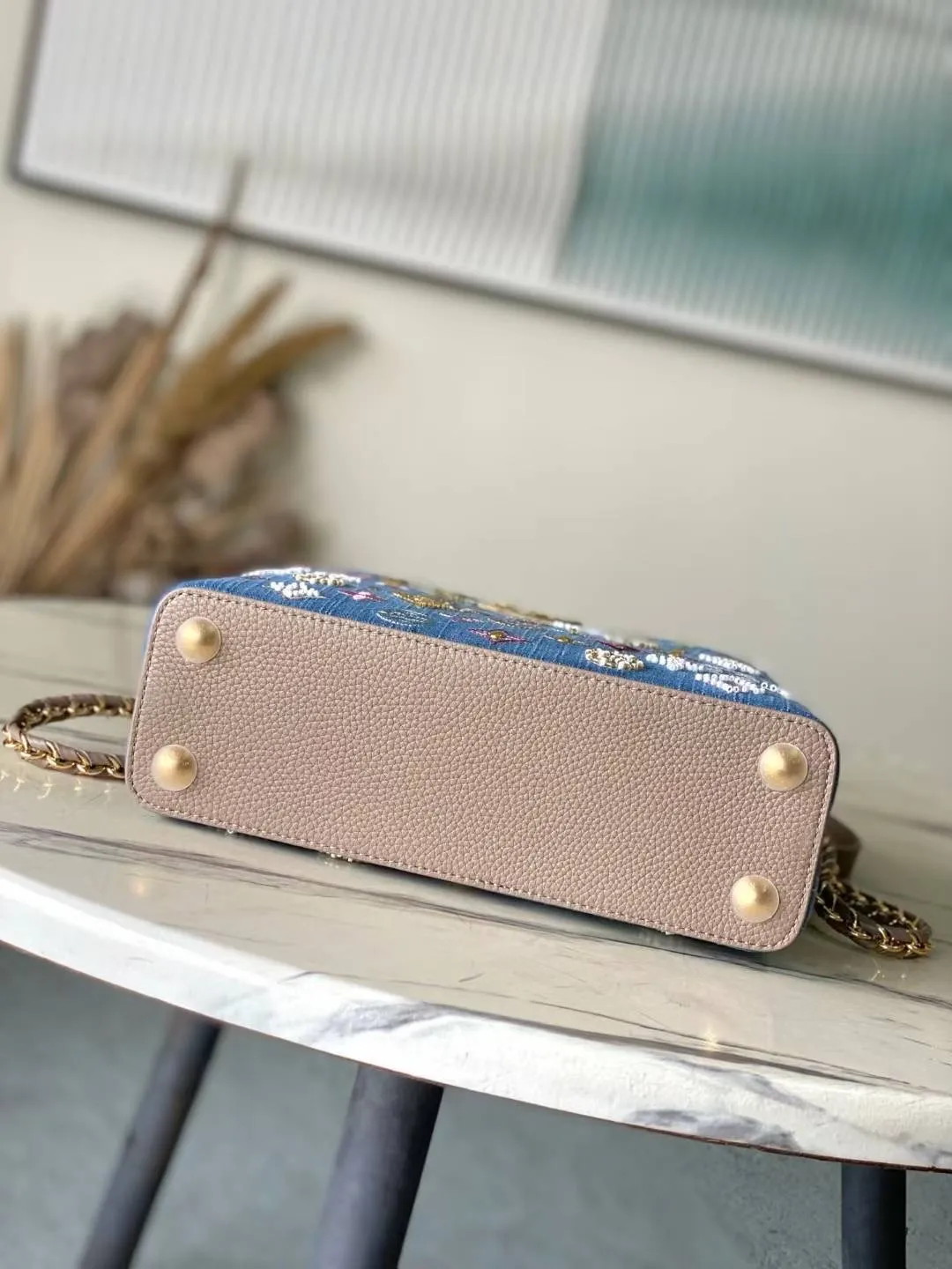 💰2900 "Special Grade Original Leather" M12947 Gray Leather Denim Small This Capucines small handbag is made of Monogram denim embroidered with beads and decorative threads, with LV letters and woven chains infused with a metallic edge, and matched with contrasting leather trim. The flip cover can be placed externally or internally, and the neat inner layer and multiple carrying methods complete the functional details. Dimensions: 18 × 27 × 9 cm