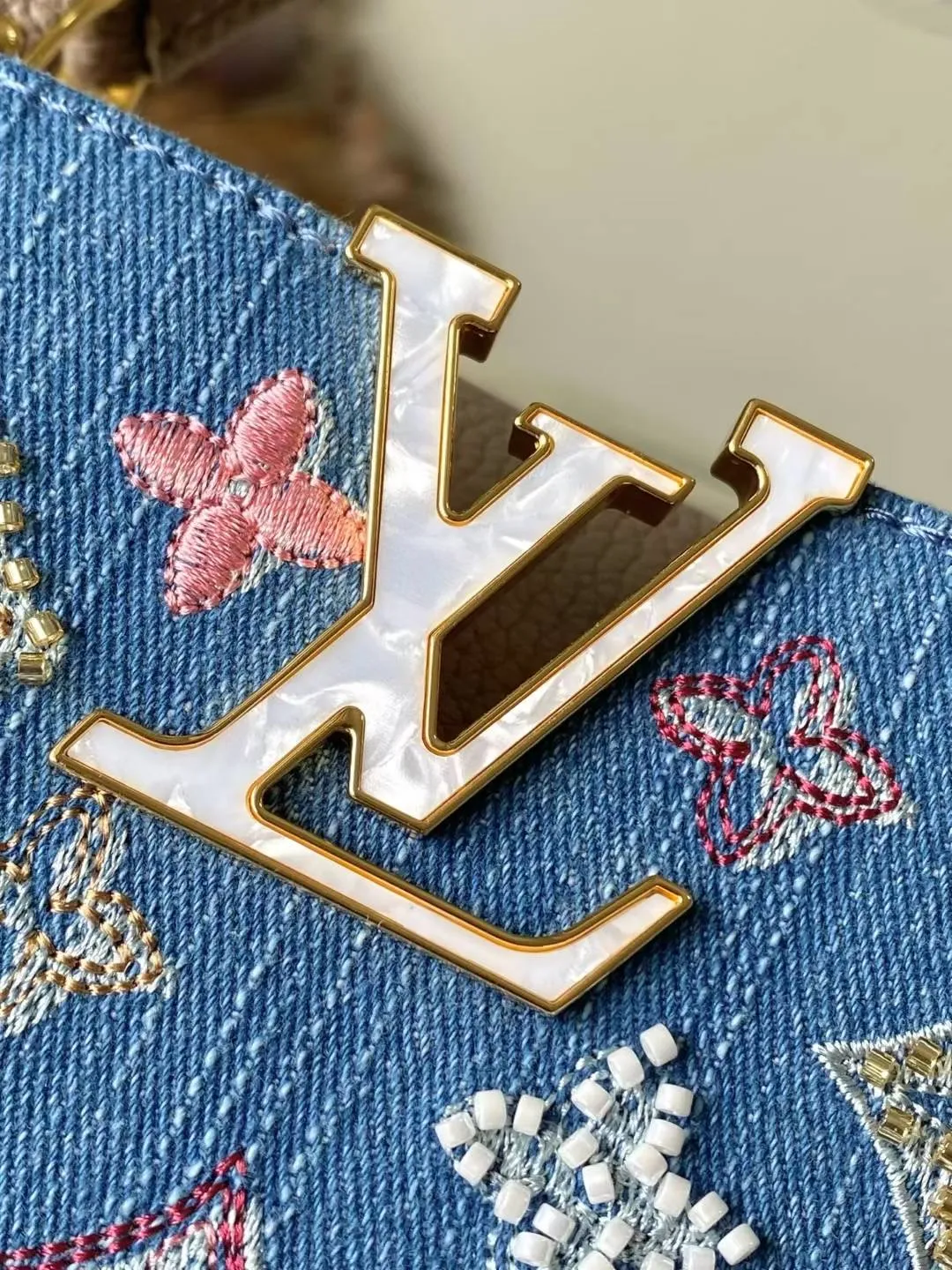 💰2900 "Special Grade Original Leather" M12947 Gray Leather Denim Small This Capucines small handbag is made of Monogram denim embroidered with beads and decorative threads, with LV letters and woven chains infused with a metallic edge, and matched with contrasting leather trim. The flip cover can be placed externally or internally, and the neat inner layer and multiple carrying methods complete the functional details. Dimensions: 18 × 27 × 9 cm