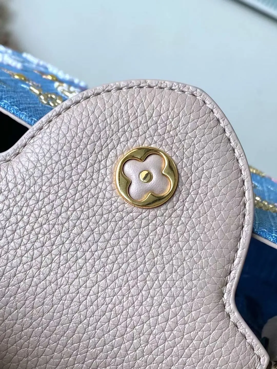 💰2900 "Special Grade Original Leather" M12947 Gray Leather Denim Small This Capucines small handbag is made of Monogram denim embroidered with beads and decorative threads, with LV letters and woven chains infused with a metallic edge, and matched with contrasting leather trim. The flip cover can be placed externally or internally, and the neat inner layer and multiple carrying methods complete the functional details. Dimensions: 18 × 27 × 9 cm
