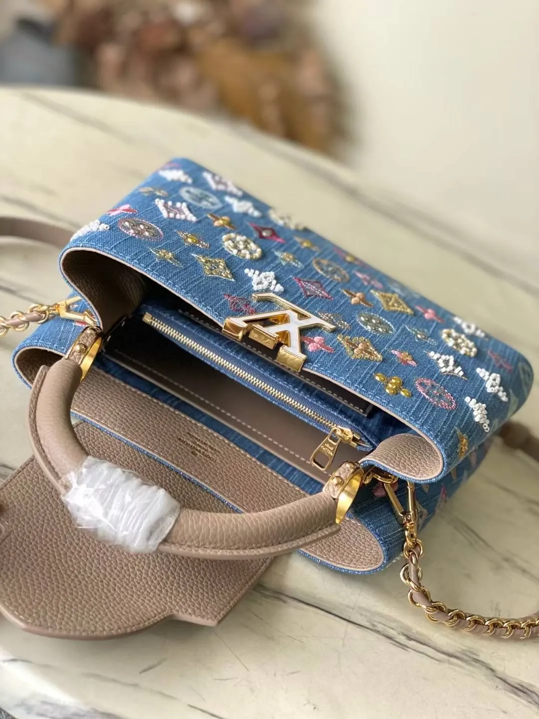 💰2900 "Special Grade Original Leather" M12947 Gray Leather Denim Small This Capucines small handbag is made of Monogram denim embroidered with beads and decorative threads, with LV letters and woven chains infused with a metallic edge, and matched with contrasting leather trim. The flip cover can be placed externally or internally, and the neat inner layer and multiple carrying methods complete the functional details. Dimensions: 18 × 27 × 9 cm