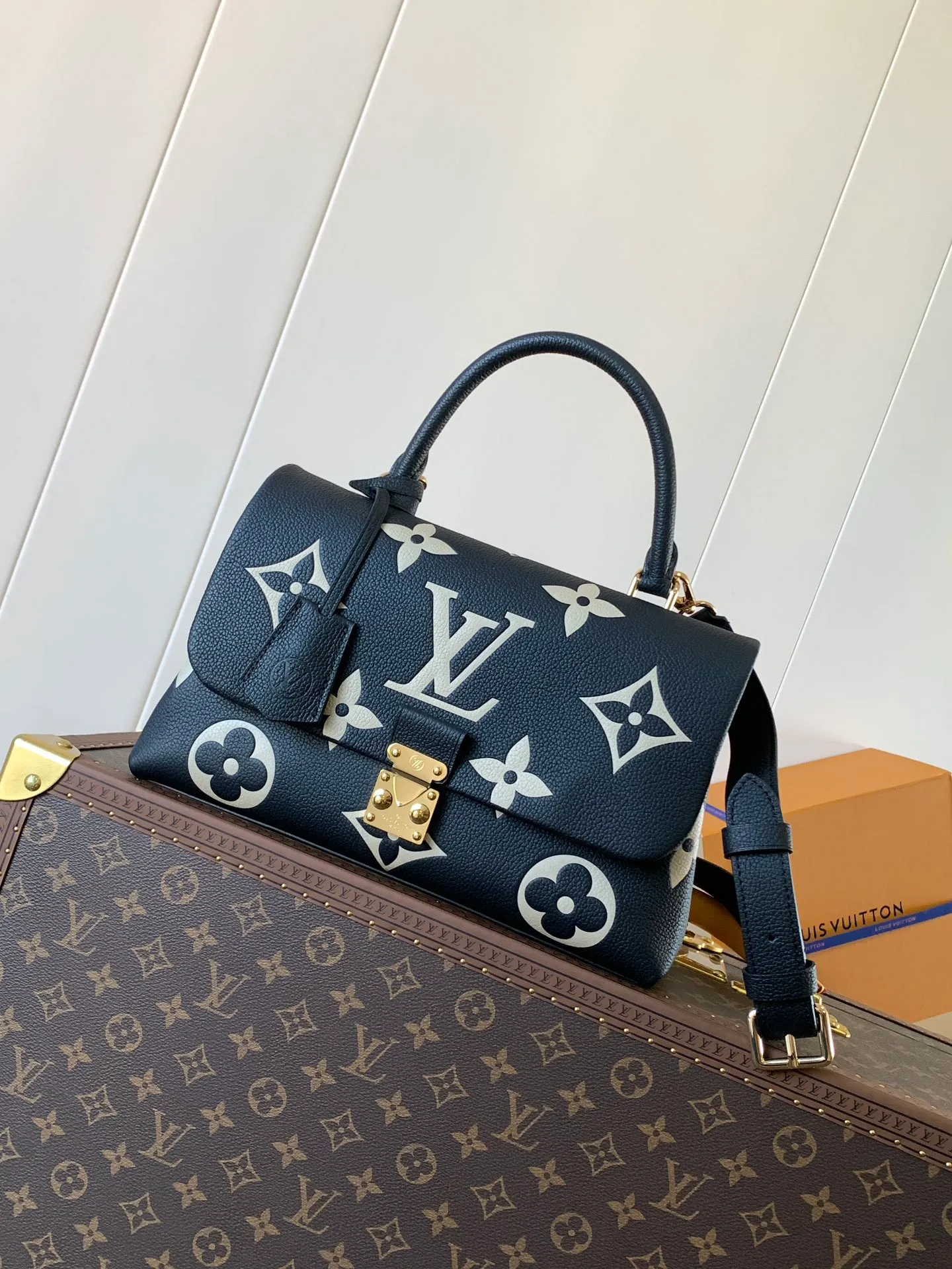 💰1060 (top layer leather) top original order, transcoding chip M45976 embossed black large size M46041 large gray silk screen M45979 black silk screen Louis Vuitton's new Madeleine medium handbag is made of Monogram Empreinte embossed leather, with a top handle, suitable for business or leisure occasions. The leather key pouch and S-lock clasp reflect the brand's travel heritage, while the detachable and adjustable shoulder strap allows for a variety of carrying options. Dimensions: 30.0 x 19.5 x 11.0 cm (length x height x width)
