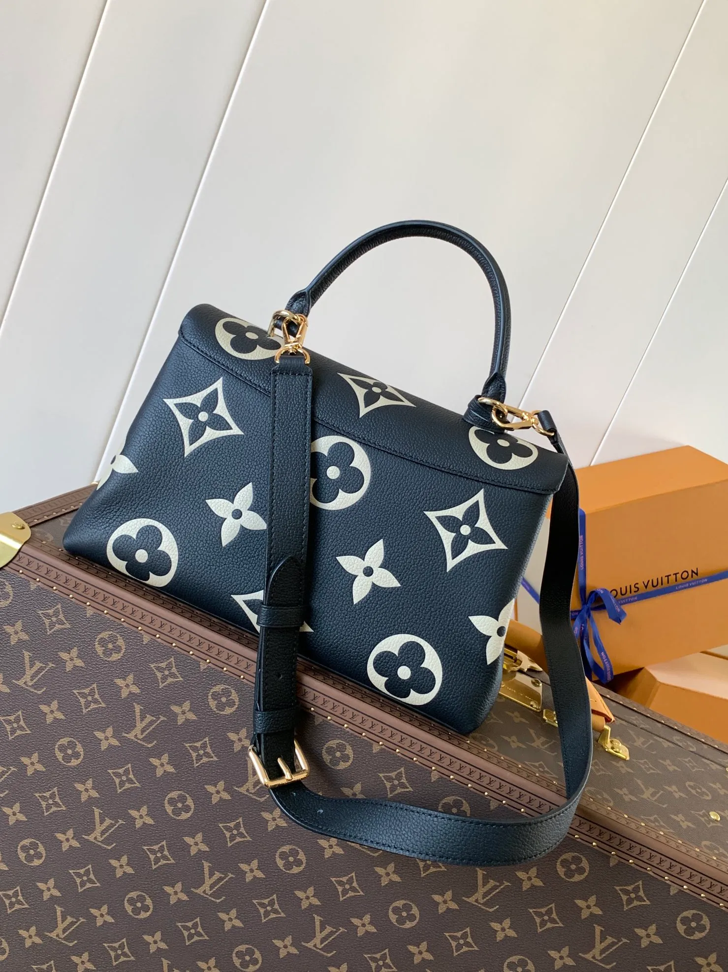 💰1060 (top layer leather) top original order, transcoding chip M45976 embossed black large size M46041 large gray silk screen M45979 black silk screen Louis Vuitton's new Madeleine medium handbag is made of Monogram Empreinte embossed leather, with a top handle, suitable for business or leisure occasions. The leather key pouch and S-lock clasp reflect the brand's travel heritage, while the detachable and adjustable shoulder strap allows for a variety of carrying options. Dimensions: 30.0 x 19.5 x 11.0 cm (length x height x width)