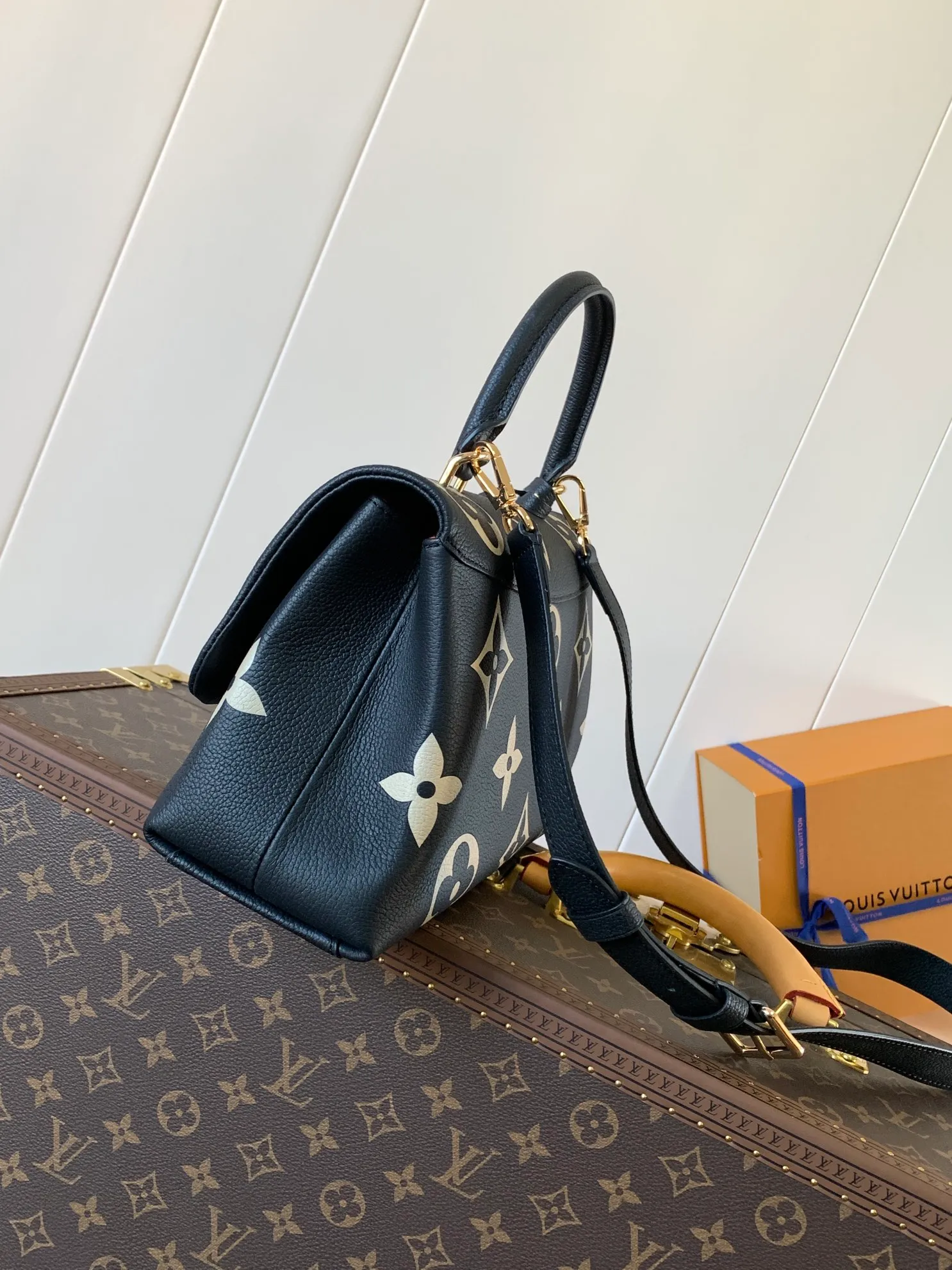 💰1060 (top layer leather) top original order, transcoding chip M45976 embossed black large size M46041 large gray silk screen M45979 black silk screen Louis Vuitton's new Madeleine medium handbag is made of Monogram Empreinte embossed leather, with a top handle, suitable for business or leisure occasions. The leather key pouch and S-lock clasp reflect the brand's travel heritage, while the detachable and adjustable shoulder strap allows for a variety of carrying options. Dimensions: 30.0 x 19.5 x 11.0 cm (length x height x width)