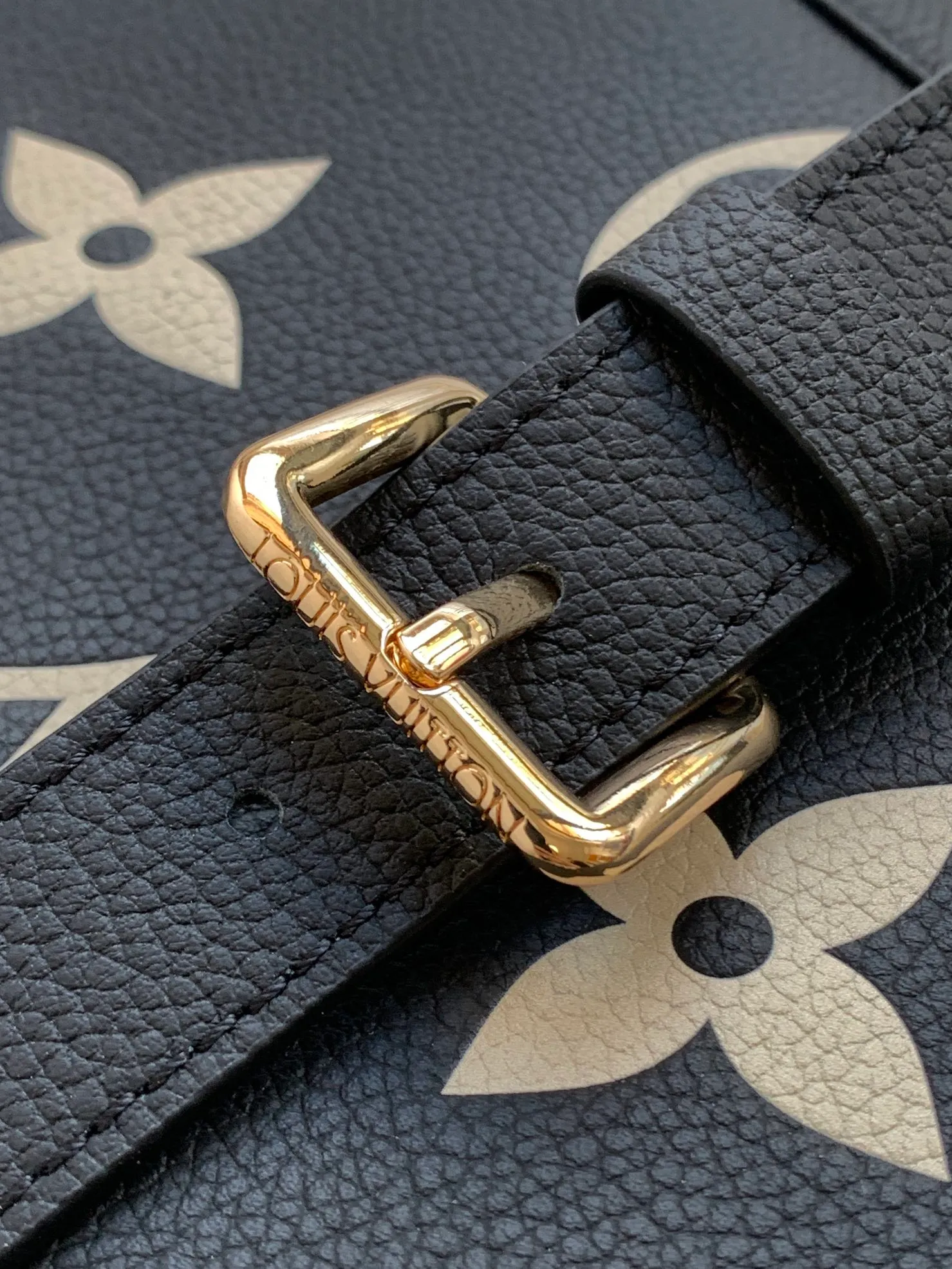 💰1060 (top layer leather) top original order, transcoding chip M45976 embossed black large size M46041 large gray silk screen M45979 black silk screen Louis Vuitton's new Madeleine medium handbag is made of Monogram Empreinte embossed leather, with a top handle, suitable for business or leisure occasions. The leather key pouch and S-lock clasp reflect the brand's travel heritage, while the detachable and adjustable shoulder strap allows for a variety of carrying options. Dimensions: 30.0 x 19.5 x 11.0 cm (length x height x width)