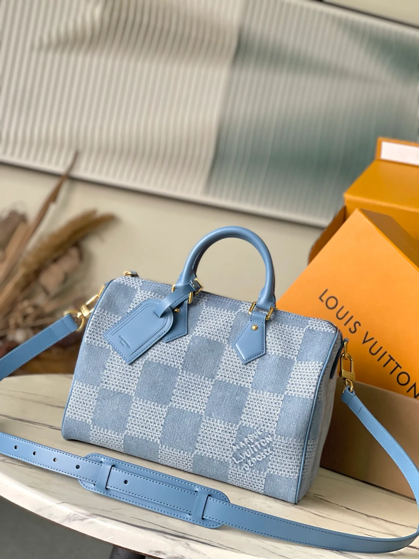 💰1080 Top Original N00203 This Speedy 30 Bandouliere handbag uses the Damier Denim3D cotton canvas designed by Pharrell Wiliams for the Louis Vuitton ready-to-wear series, reshaping the brand's Damier plaid with a casual style, giving the latter a classic urban feel. The top handle and removable and adjustable shoulder strap provide multiple carrying options. Dimensions: 34 × 22 × 19 cm