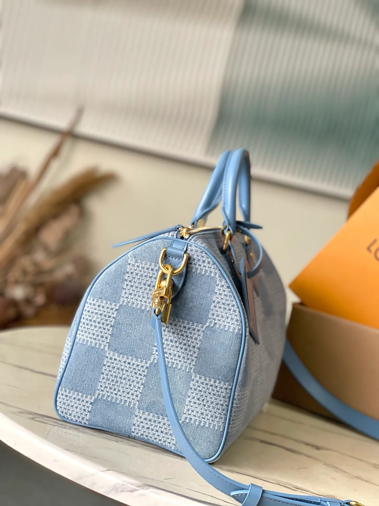 💰1080 Top Original N00203 This Speedy 30 Bandouliere handbag uses the Damier Denim3D cotton canvas designed by Pharrell Wiliams for the Louis Vuitton ready-to-wear series, reshaping the brand's Damier plaid with a casual style, giving the latter a classic urban feel. The top handle and removable and adjustable shoulder strap provide multiple carrying options. Dimensions: 34 × 22 × 19 cm