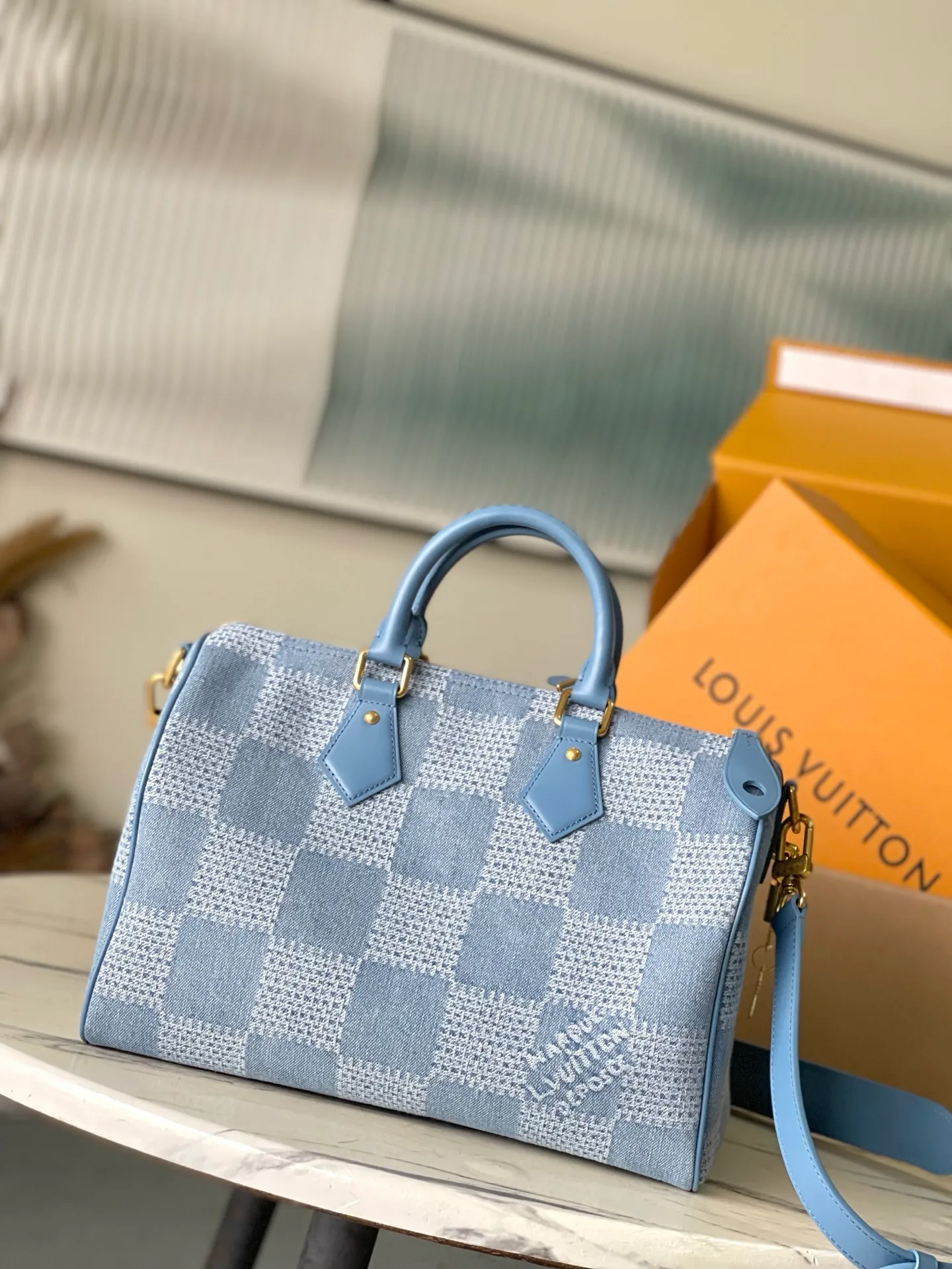 💰1080 Top Original N00203 This Speedy 30 Bandouliere handbag uses the Damier Denim3D cotton canvas designed by Pharrell Wiliams for the Louis Vuitton ready-to-wear series, reshaping the brand's Damier plaid with a casual style, giving the latter a classic urban feel. The top handle and removable and adjustable shoulder strap provide multiple carrying options. Dimensions: 34 × 22 × 19 cm