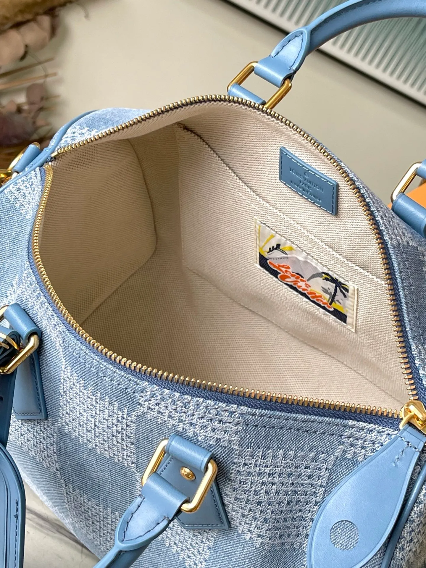 💰1080 Top Original N00203 This Speedy 30 Bandouliere handbag uses the Damier Denim3D cotton canvas designed by Pharrell Wiliams for the Louis Vuitton ready-to-wear series, reshaping the brand's Damier plaid with a casual style, giving the latter a classic urban feel. The top handle and removable and adjustable shoulder strap provide multiple carrying options. Dimensions: 34 × 22 × 19 cm