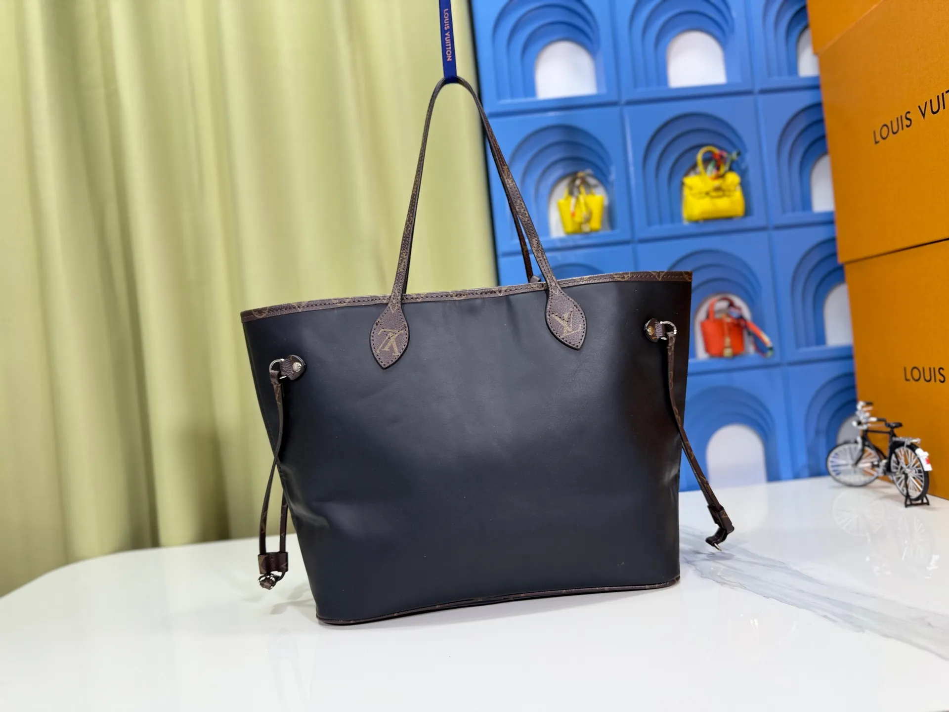 P280 Upgraded original M14210 M45686 M46649 M58907 M46329 M21579 M45685 M46676 M40995 This Neverfull medium handbag uses embossing and printing processes to depict the Monogram pattern on the cow leather. Tighten the side straps and the tote instantly transforms into an elegant urban handbag; the long handle makes it easy to carry over the shoulder or elbow. 31.0 x 28.0 x 14.0 cm (length x height x width)