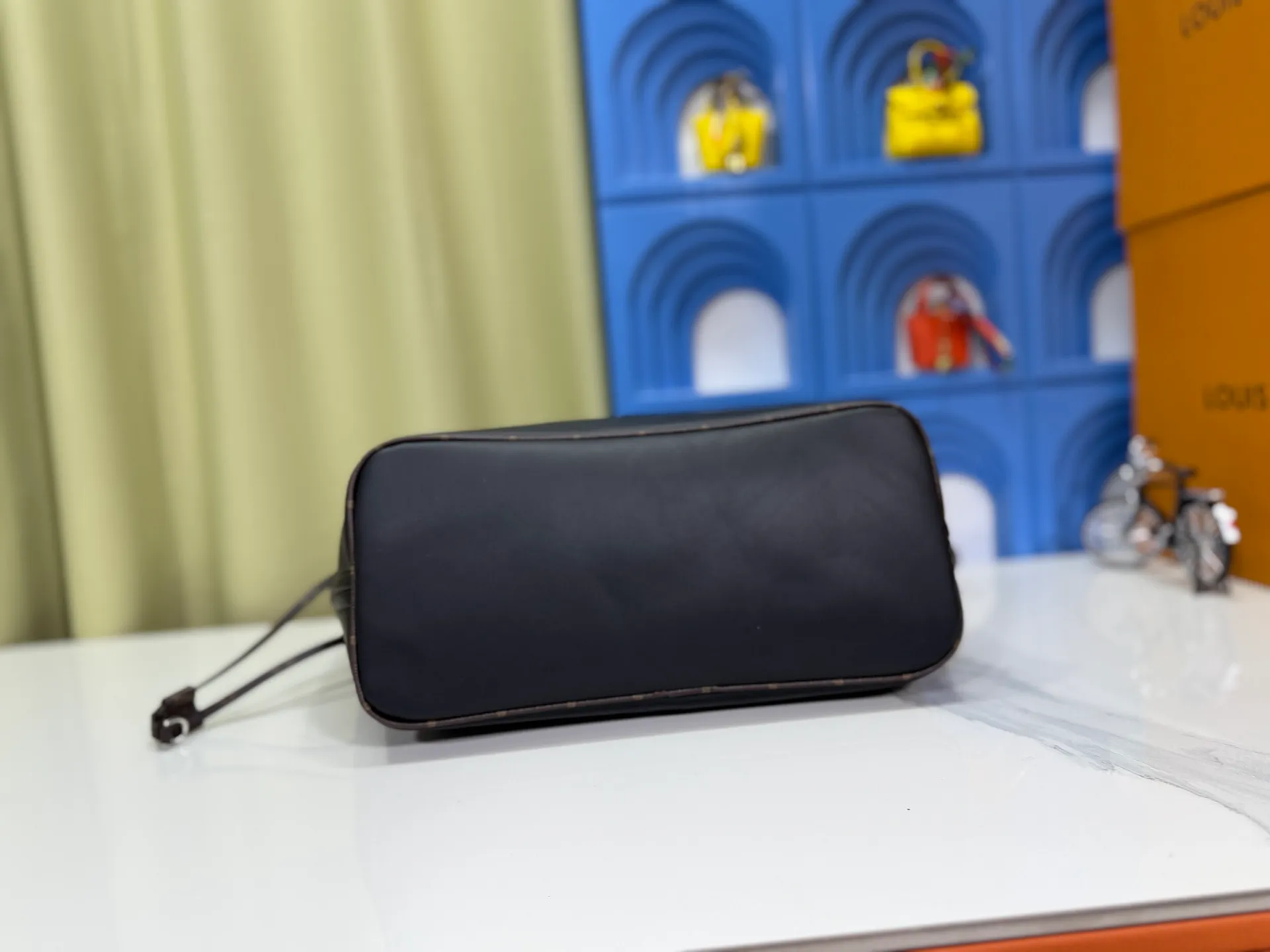 P280 Upgraded original M14210 M45686 M46649 M58907 M46329 M21579 M45685 M46676 M40995 This Neverfull medium handbag uses embossing and printing processes to depict the Monogram pattern on the cow leather. Tighten the side straps and the tote instantly transforms into an elegant urban handbag; the long handle makes it easy to carry over the shoulder or elbow. 31.0 x 28.0 x 14.0 cm (length x height x width)