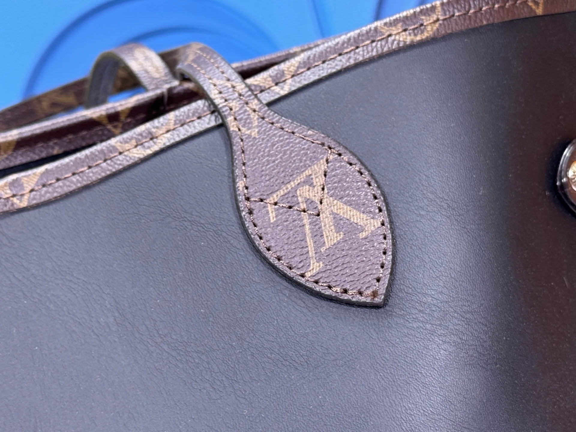 P280 Upgraded original M14210 M45686 M46649 M58907 M46329 M21579 M45685 M46676 M40995 This Neverfull medium handbag uses embossing and printing processes to depict the Monogram pattern on the cow leather. Tighten the side straps and the tote instantly transforms into an elegant urban handbag; the long handle makes it easy to carry over the shoulder or elbow. 31.0 x 28.0 x 14.0 cm (length x height x width)