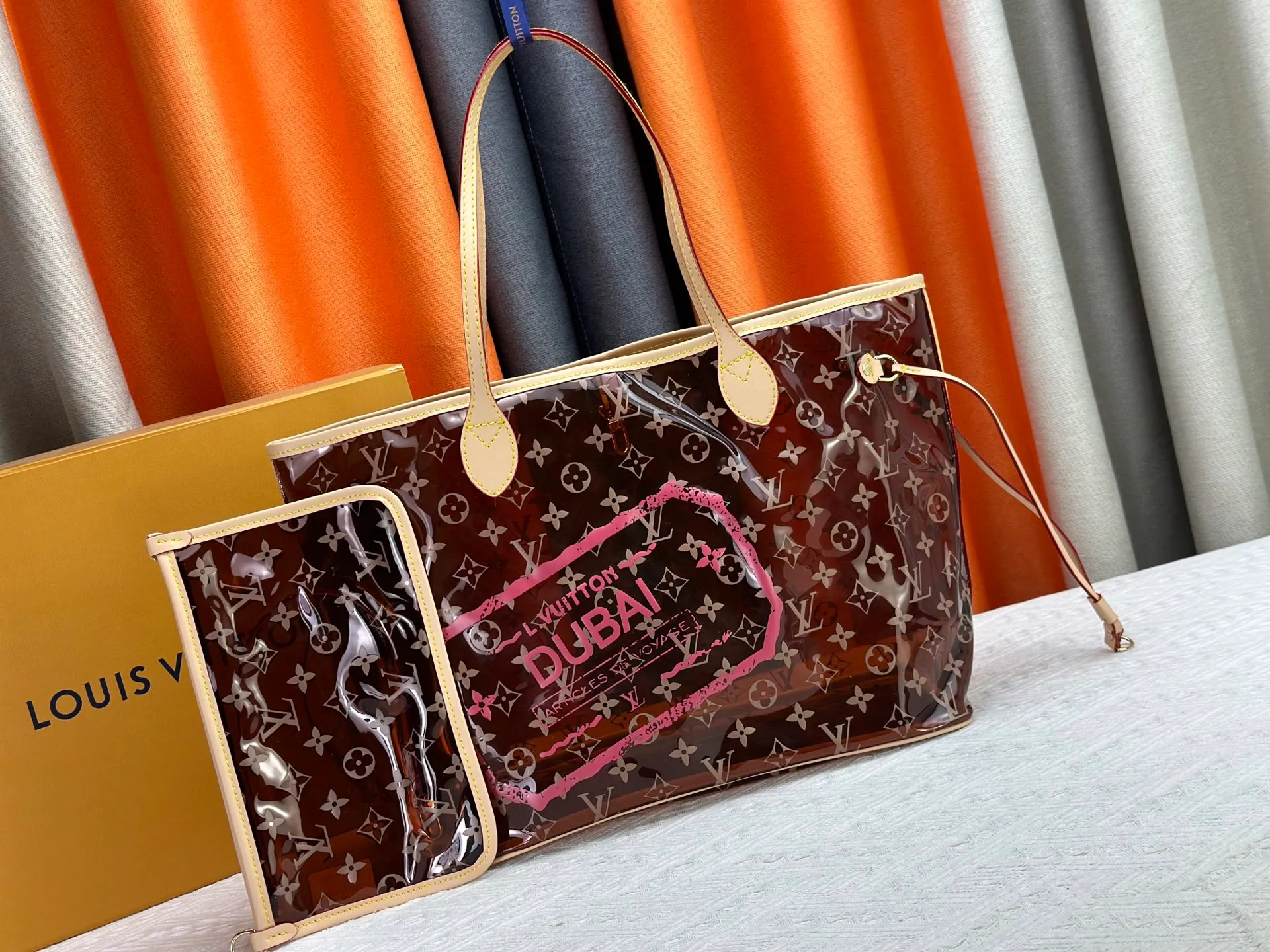 P340 M13263 45686 M40995 M14492 14491 M45685 This Presbyopia Cherry Neverfull medium handbag reinterprets the cheerful elements of the Louis Vuitton Cow leather trim completes the classic style. Dimensions: 31.0 x 28.0 x 14.0 cm (length x height x width)