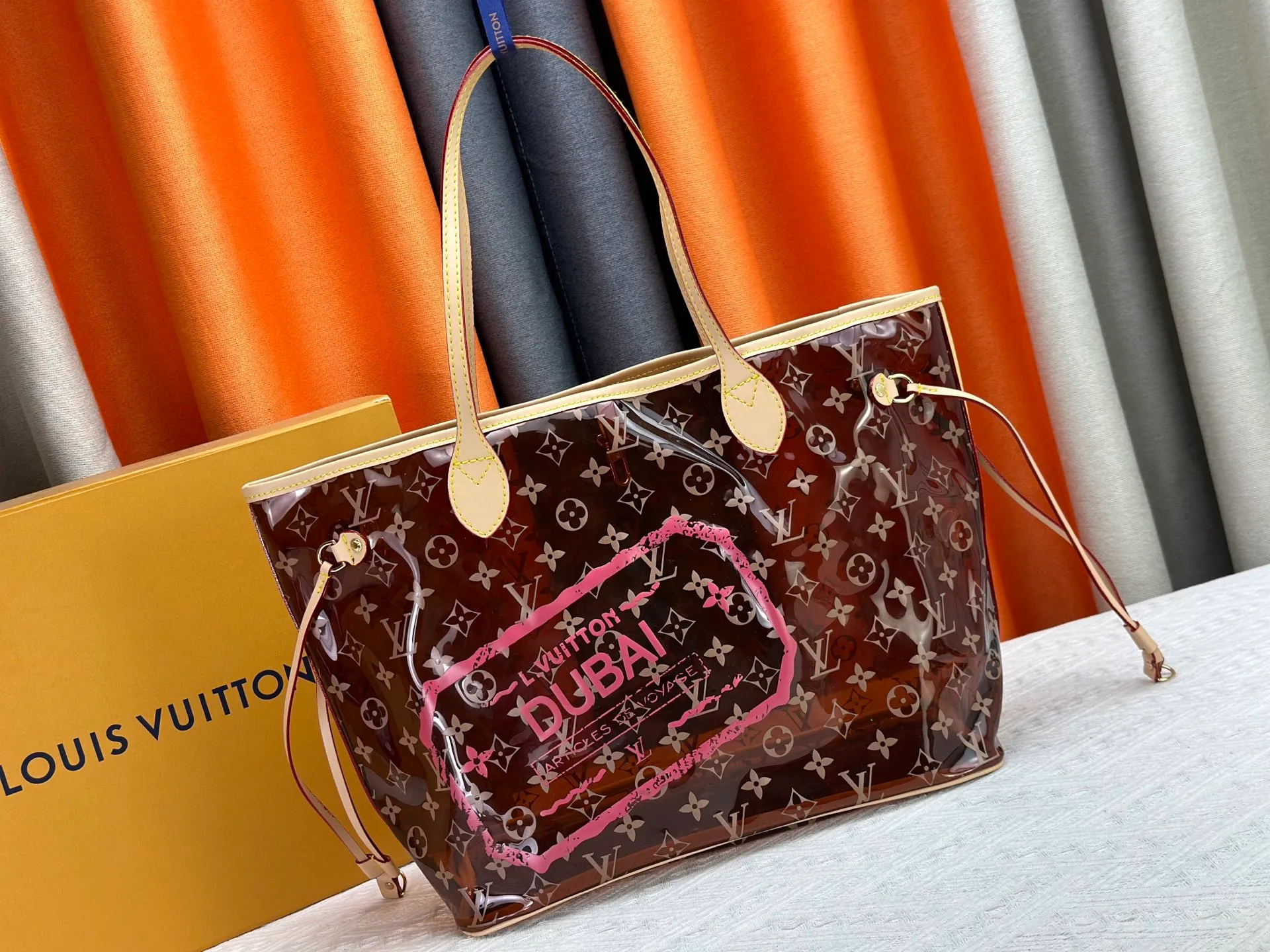 P340 M13263 45686 M40995 M14492 14491 M45685 This Presbyopia Cherry Neverfull medium handbag reinterprets the cheerful elements of the Louis Vuitton Cow leather trim completes the classic style. Dimensions: 31.0 x 28.0 x 14.0 cm (length x height x width)