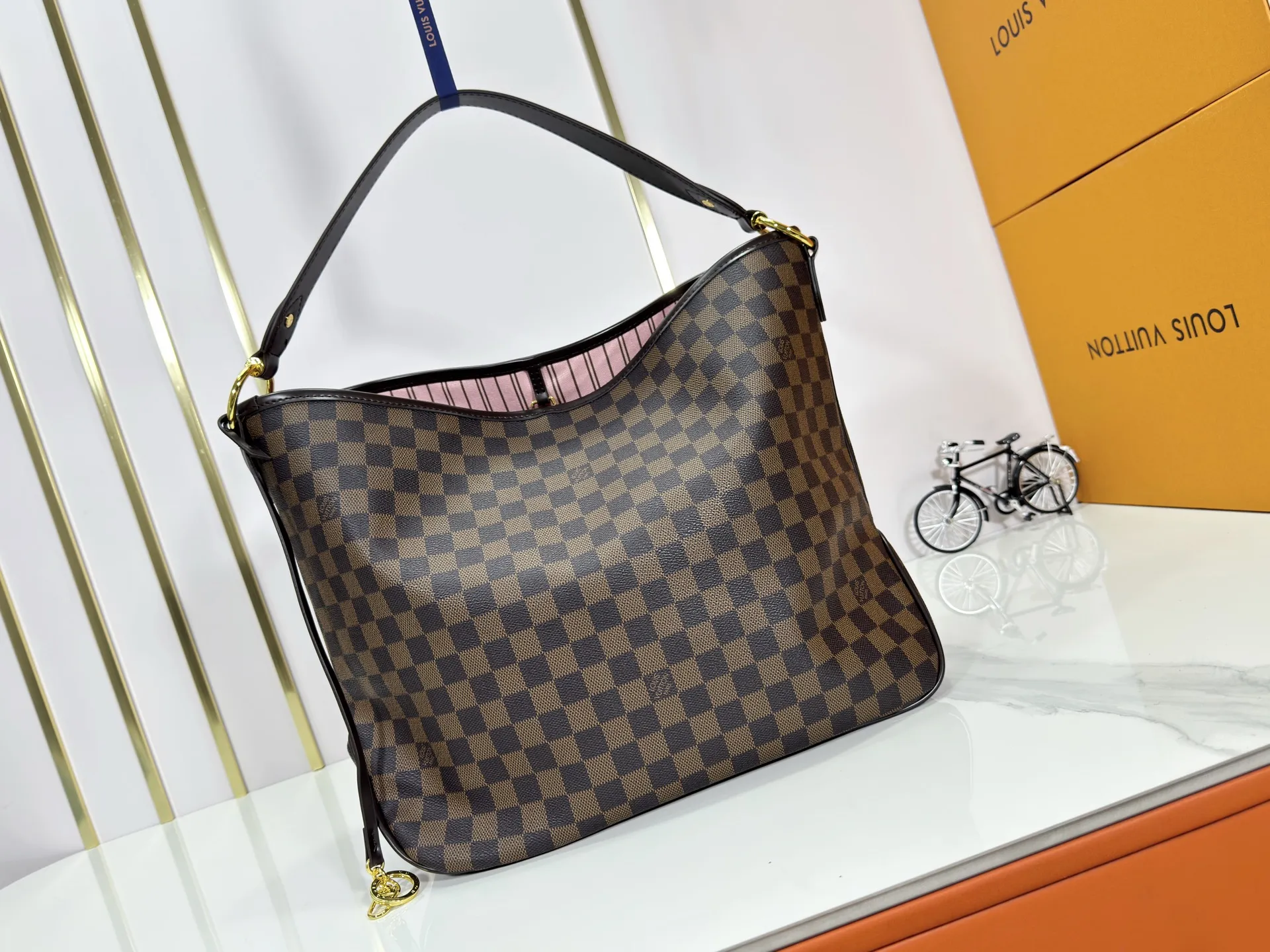 P240 upgraded original M50156 Delightful second-hand version shopping bag! When you spend your workday in the city and your weekend at the beach, you don’t need to change your bag, because this fashionable, summery damier azur canvas calvi bag can be used for both work and beach vacations. This roomy tote features a large opening for easy access, convenient compartments and pockets to keep everything organized, and a vibrant garnet fabric lining adds a splash of color for a sunny summer mood. size: 41.0×33.0×15.0 cm.