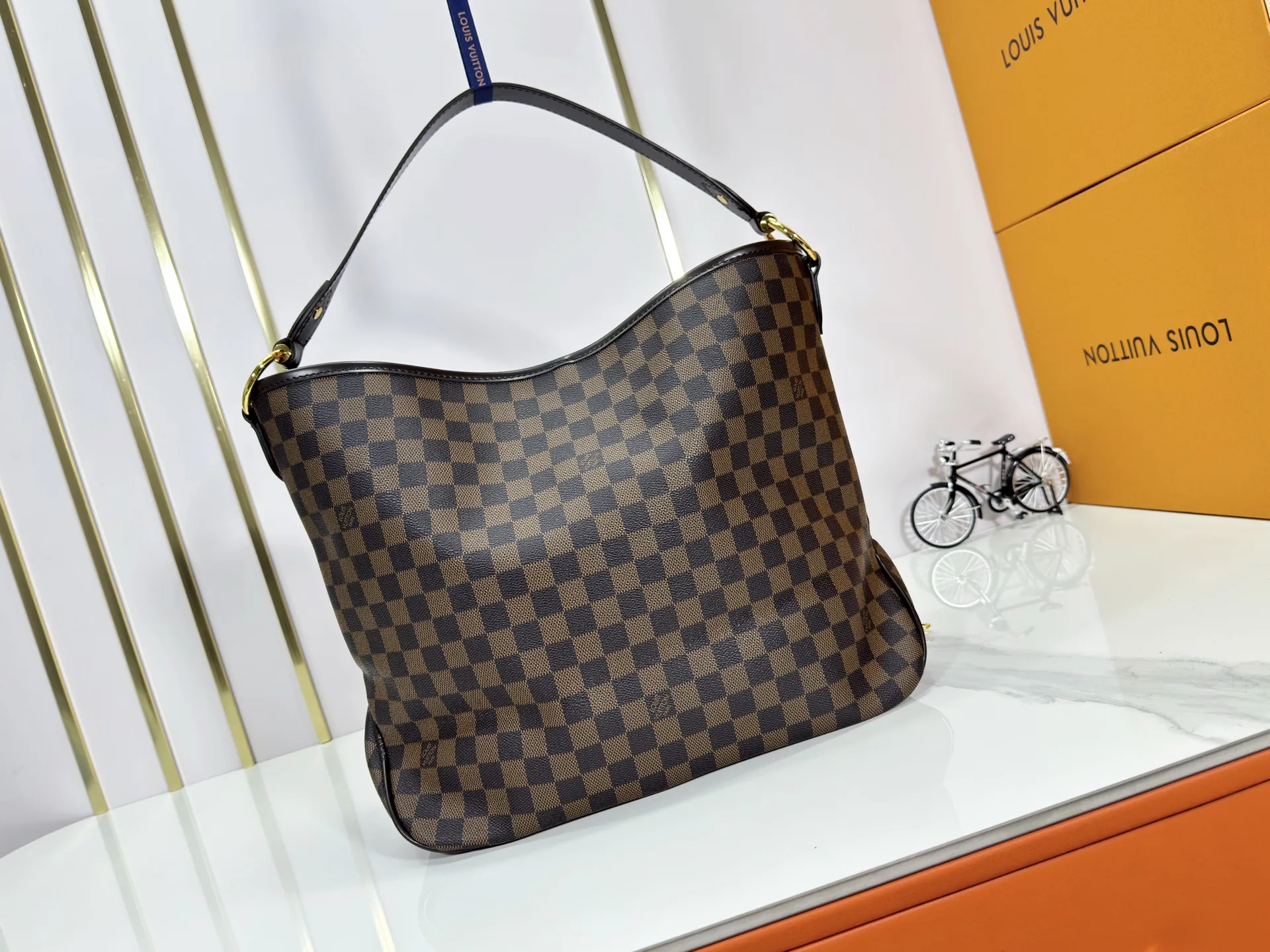 P240 upgraded original M50156 Delightful second-hand version shopping bag! When you spend your workday in the city and your weekend at the beach, you don’t need to change your bag, because this fashionable, summery damier azur canvas calvi bag can be used for both work and beach vacations. This roomy tote features a large opening for easy access, convenient compartments and pockets to keep everything organized, and a vibrant garnet fabric lining adds a splash of color for a sunny summer mood. size: 41.0×33.0×15.0 cm.