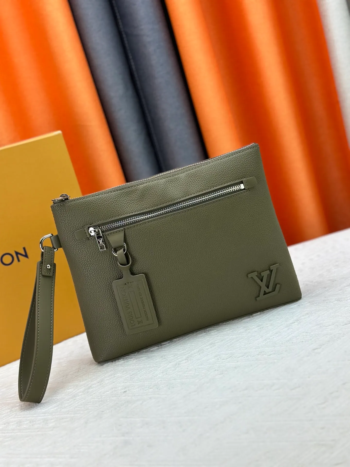 P240 M69837 M81735 M11486 M40504 M40505 Full leather clutch IPAD protective case The new LV Aerogram iPad protective case releases trendy style with a restrained design. The soft and delicate calfskin is like old aviation letterhead, the metal LV letters and customizable labels reveal classic heritage, and elements such as the detachable leather wristband upgrade the functionality. Dimensions: 30 x 22 x 5 cm