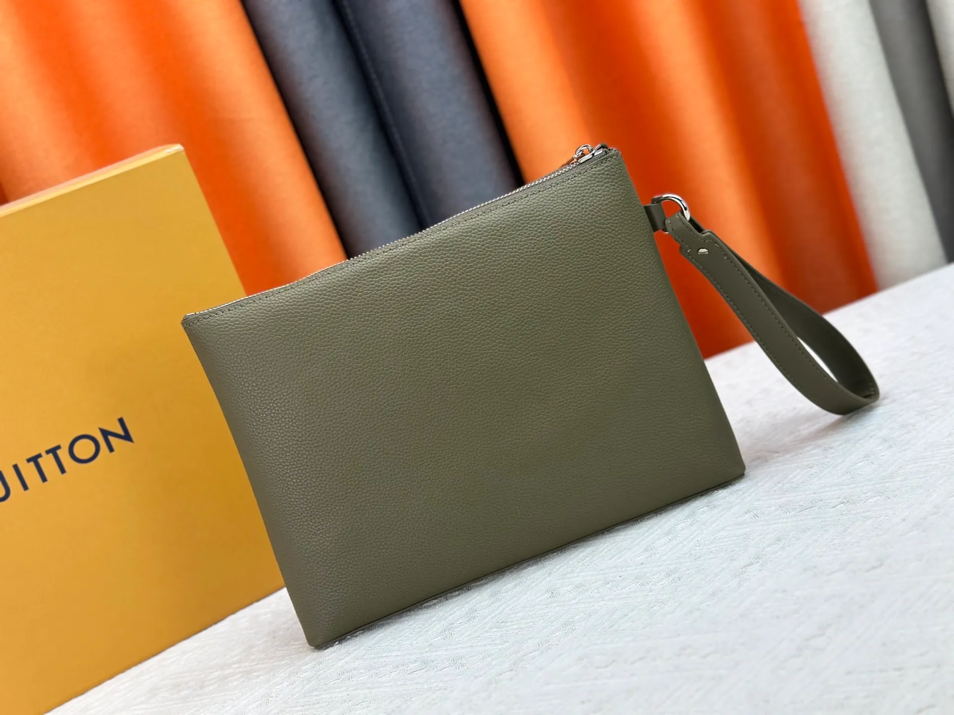 P240 M69837 M81735 M11486 M40504 M40505 Full leather clutch IPAD protective case The new LV Aerogram iPad protective case releases trendy style with a restrained design. The soft and delicate calfskin is like old aviation letterhead, the metal LV letters and customizable labels reveal classic heritage, and elements such as the detachable leather wristband upgrade the functionality. Dimensions: 30 x 22 x 5 cm