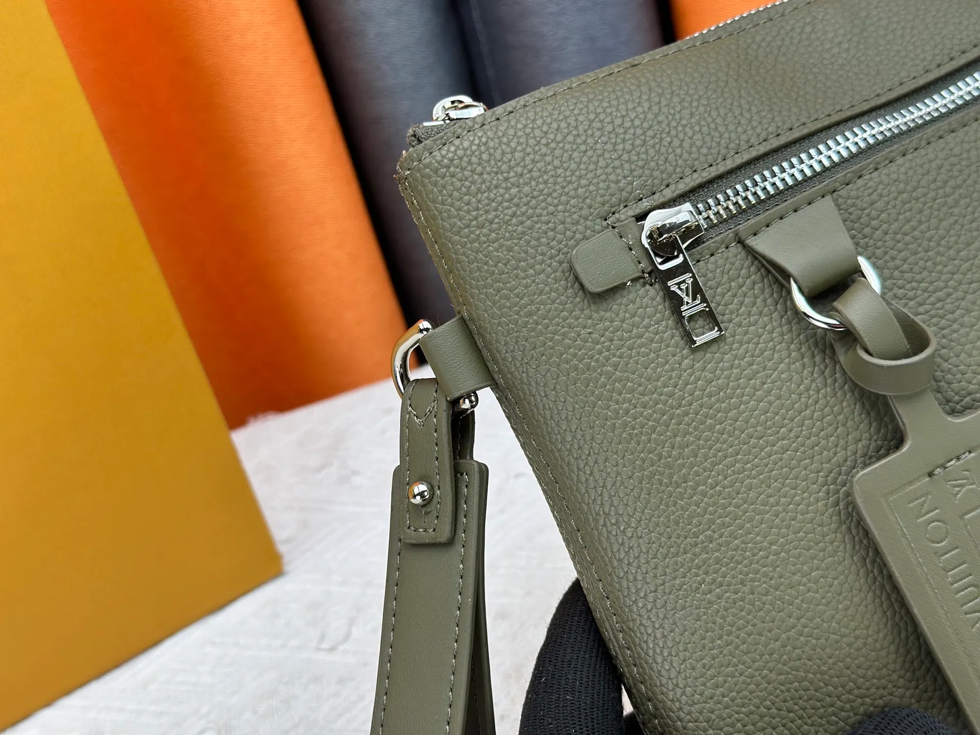 P240 M69837 M81735 M11486 M40504 M40505 Full leather clutch IPAD protective case The new LV Aerogram iPad protective case releases trendy style with a restrained design. The soft and delicate calfskin is like old aviation letterhead, the metal LV letters and customizable labels reveal classic heritage, and elements such as the detachable leather wristband upgrade the functionality. Dimensions: 30 x 22 x 5 cm