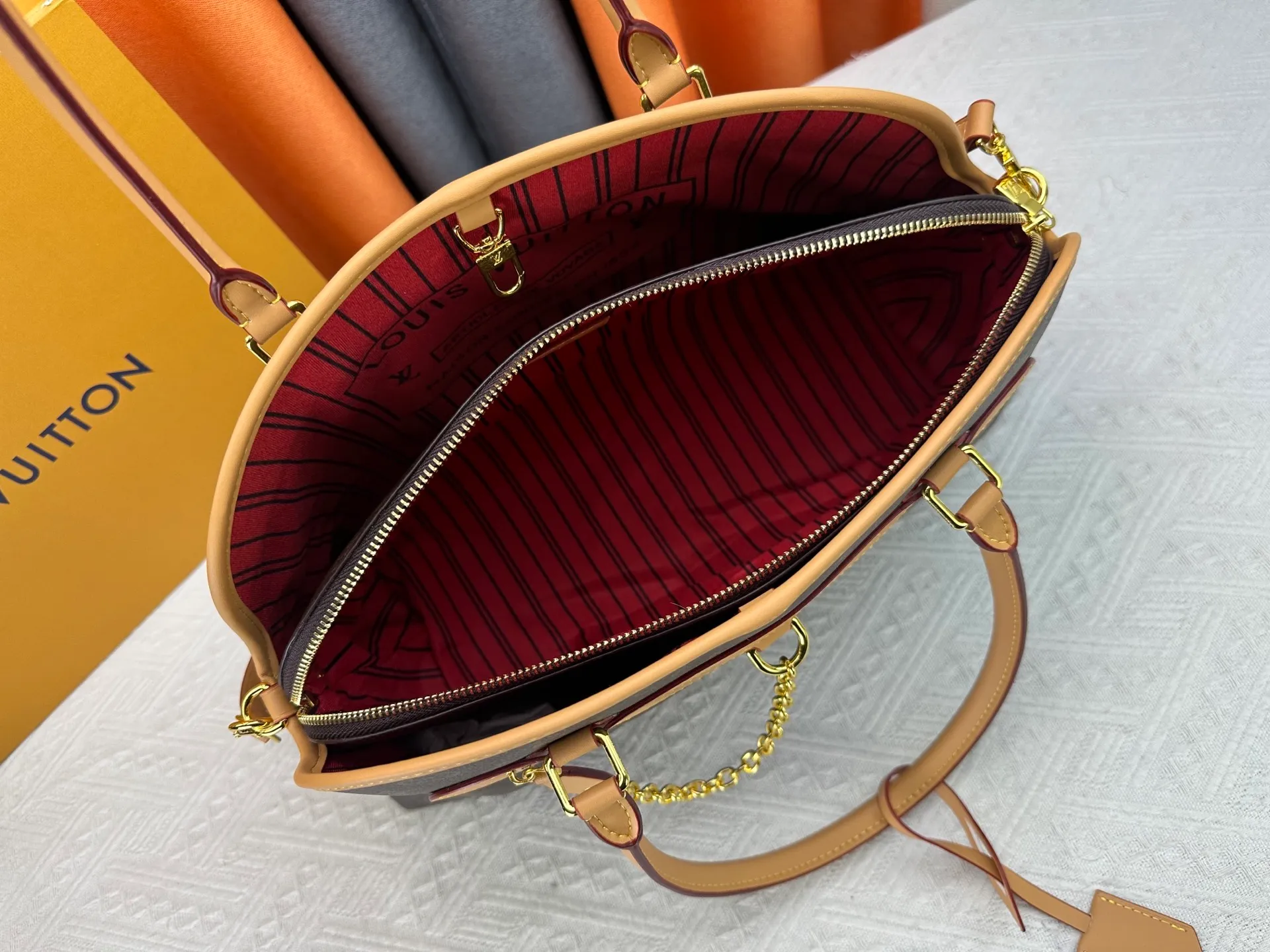 P310 Upgraded original M15208 M25774 This Louis Vuitton Ever More PM handbag is made of classic Monogram canvas, with light-colored cowhide trim, and is decorated with a metal chain and padlock design. It can be carried on the shoulder and carried on the shoulder. It is the brand's modern interpretation of retro bags, integrating classic elements and contemporary design, showing an elegant retro style in the 2025 retro trend. It is suitable for daily commuting, leisure and other occasions. It is a fashionable and practical item. Dimensions: 44.0 x 27.5 x 14.0 cm