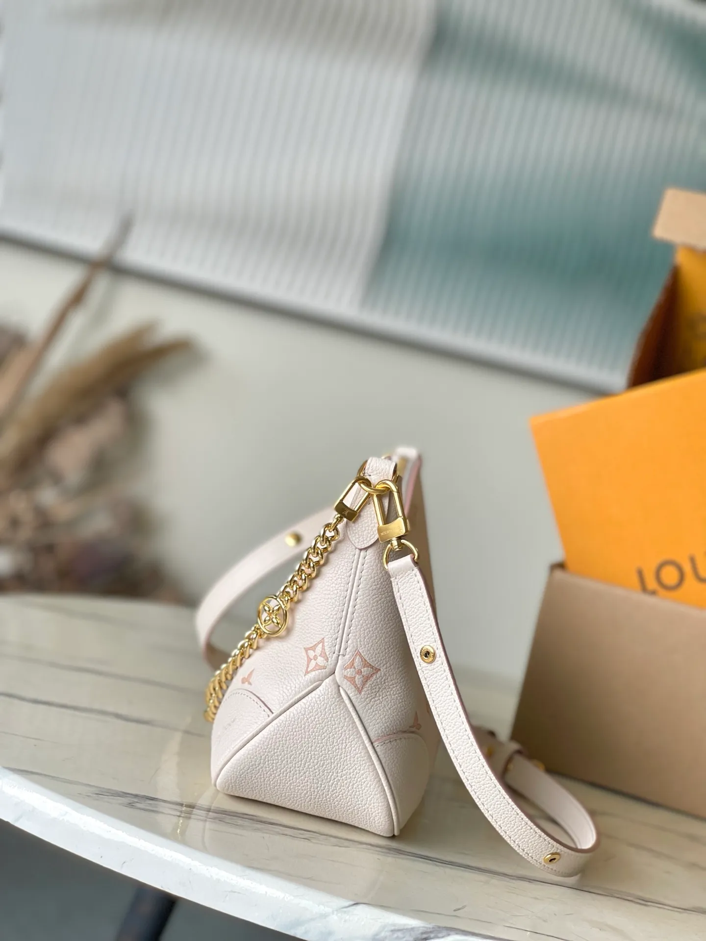 💰1100 (top layer leather) top original order M14364 This Boulogne handbag reinterprets the classic Monogram Empreinte leather with the same color aesthetic, and injects elegant luster with the detachable chain and LV floral decoration. The smart structure allows for a variety of carrying methods, and the inner patch pocket can easily store a smartphone. Dimensions: 29 × 16 × 9.5 cm