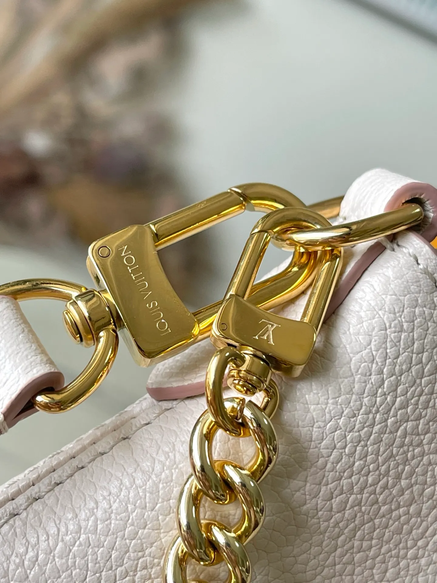 💰1100 (top layer leather) top original order M14364 This Boulogne handbag reinterprets the classic Monogram Empreinte leather with the same color aesthetic, and injects elegant luster with the detachable chain and LV floral decoration. The smart structure allows for a variety of carrying methods, and the inner patch pocket can easily store a smartphone. Dimensions: 29 × 16 × 9.5 cm