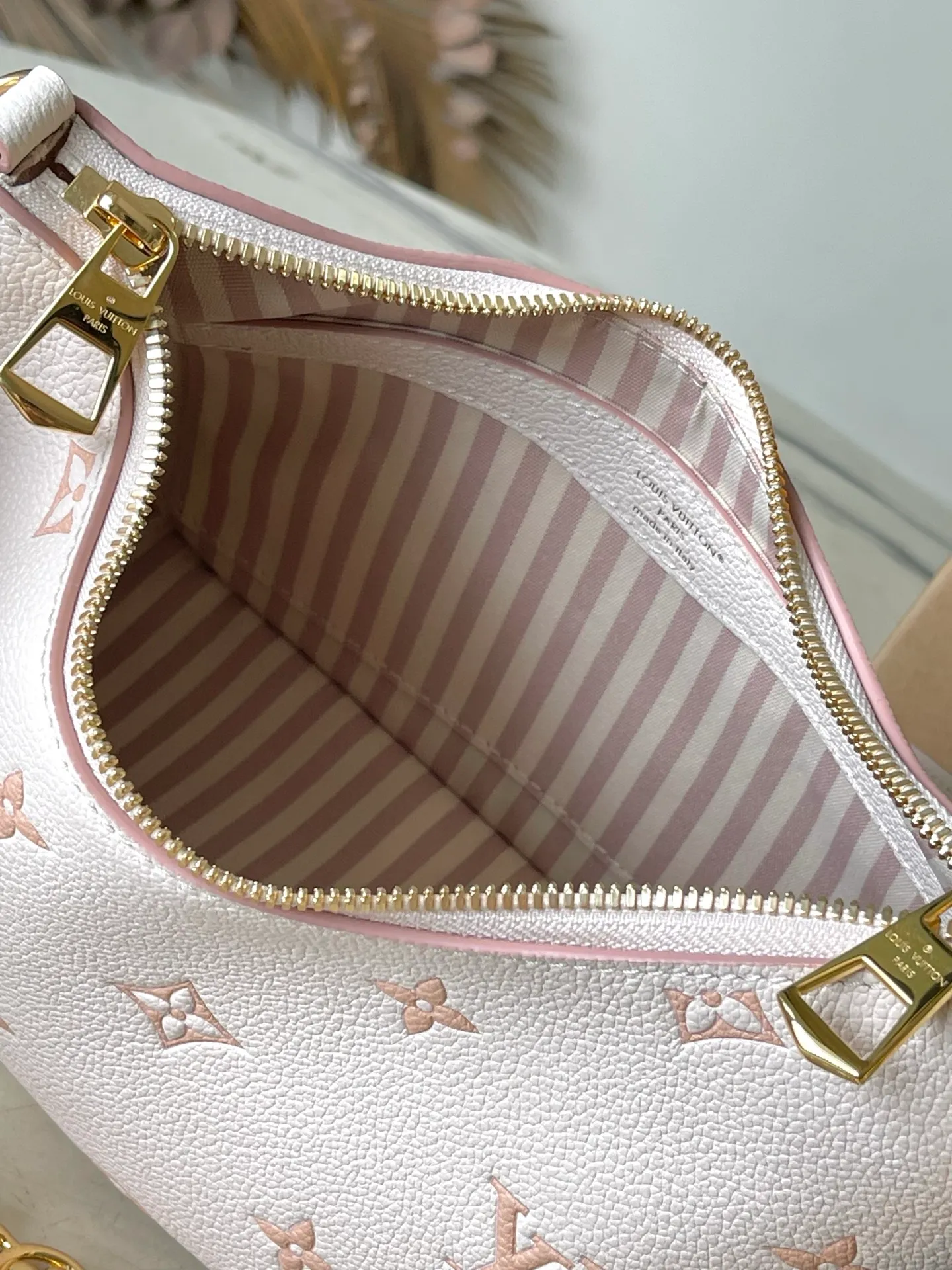 💰1100 (top layer leather) top original order M14364 This Boulogne handbag reinterprets the classic Monogram Empreinte leather with the same color aesthetic, and injects elegant luster with the detachable chain and LV floral decoration. The smart structure allows for a variety of carrying methods, and the inner patch pocket can easily store a smartphone. Dimensions: 29 × 16 × 9.5 cm