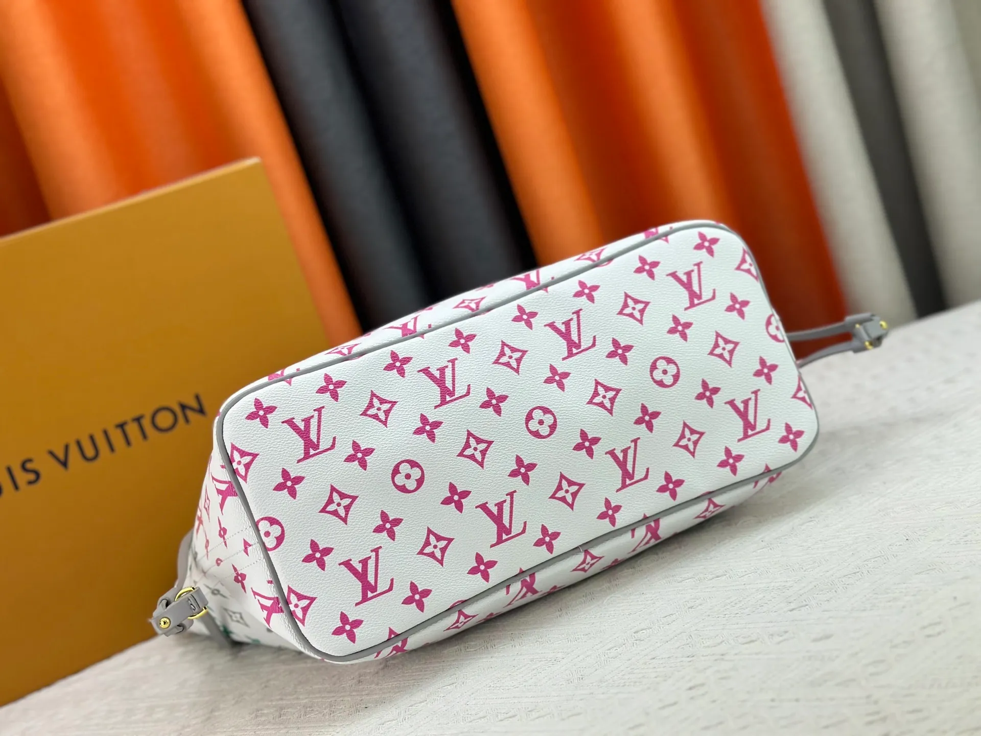 P280 Upgraded original M14210 M45686 M46649 M58907 M46329 M21579 M45685 M46676 M40995 This Neverfull medium handbag uses embossing and printing processes to depict the Monogram pattern on the cow leather. Tighten the side straps and the tote instantly transforms into an elegant urban handbag; the long handle makes it easy to carry over the shoulder or elbow. 31.0 x 28.0 x 14.0 cm (length x height x width)