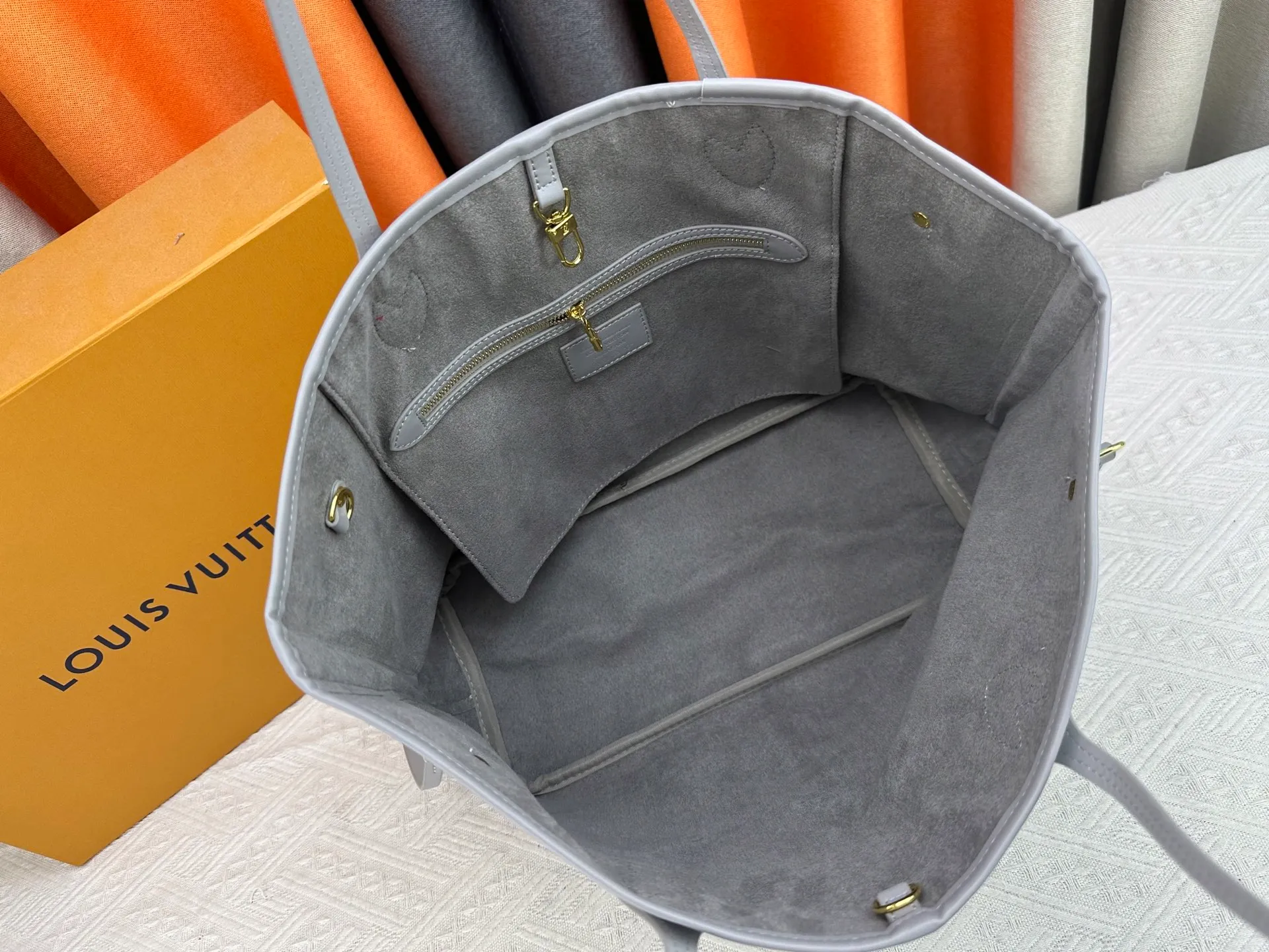P280 Upgraded original M14210 M45686 M46649 M58907 M46329 M21579 M45685 M46676 M40995 This Neverfull medium handbag uses embossing and printing processes to depict the Monogram pattern on the cow leather. Tighten the side straps and the tote instantly transforms into an elegant urban handbag; the long handle makes it easy to carry over the shoulder or elbow. 31.0 x 28.0 x 14.0 cm (length x height x width)