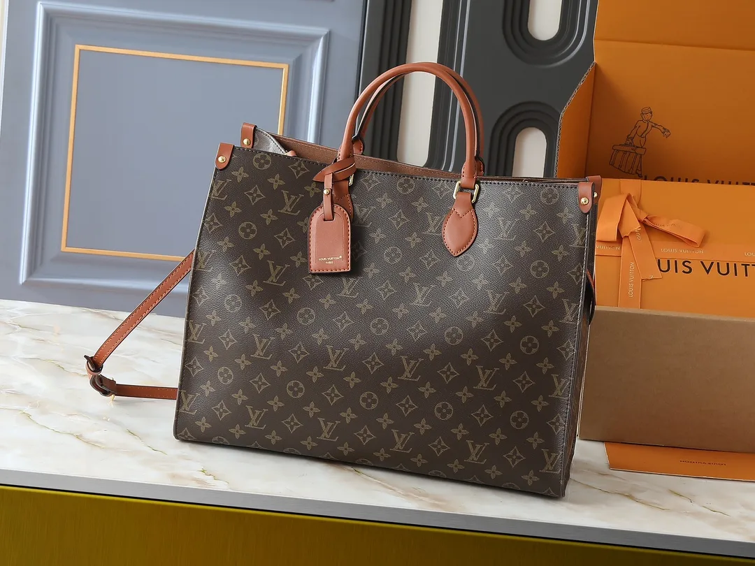 💰260💰Upgraded original M14235 M44576 M45320 M44571 This Organizer handbag is from the OnTheGo series and is made of Monogram canvas with leather handles and name tags. The spacious interior can accommodate laptops and notepads, and multiple pockets allow for organized storage, making it a great companion for urban life. Dimensions: 41.0 x 34.0 x 19.0 cm (length x height x width)
