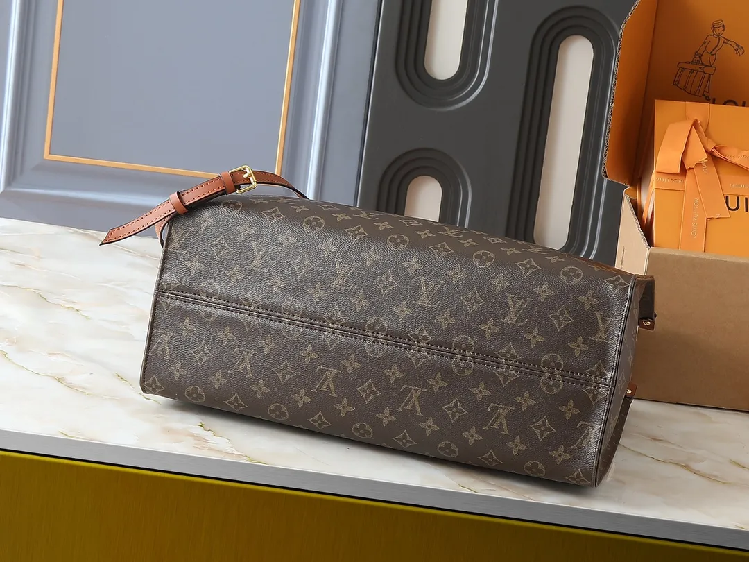 💰260💰Upgraded original M14235 M44576 M45320 M44571 This Organizer handbag is from the OnTheGo series and is made of Monogram canvas with leather handles and name tags. The spacious interior can accommodate laptops and notepads, and multiple pockets allow for organized storage, making it a great companion for urban life. Dimensions: 41.0 x 34.0 x 19.0 cm (length x height x width)