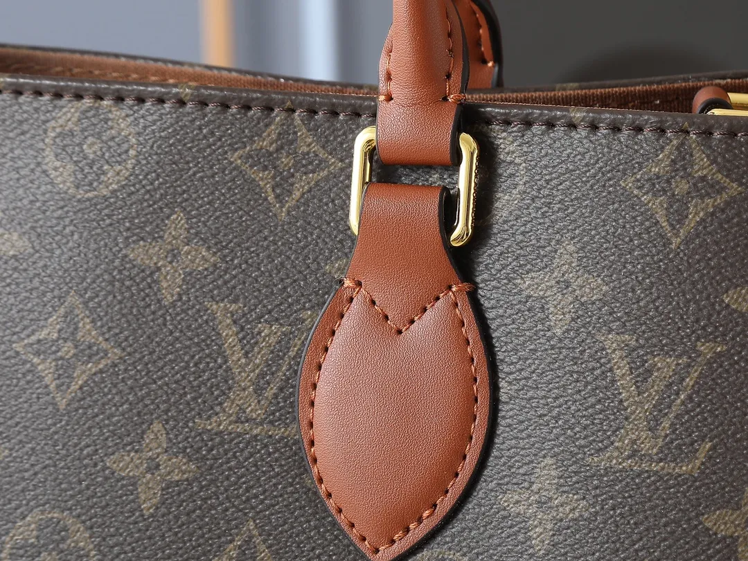 💰260💰Upgraded original M14235 M44576 M45320 M44571 This Organizer handbag is from the OnTheGo series and is made of Monogram canvas with leather handles and name tags. The spacious interior can accommodate laptops and notepads, and multiple pockets allow for organized storage, making it a great companion for urban life. Dimensions: 41.0 x 34.0 x 19.0 cm (length x height x width)