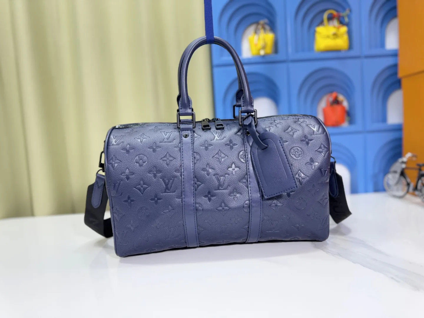 P260 Upgraded original [keepall 35 handbag] m22765 m11691 indigo (embossed) This keepall 35 travel bag is made of monogram shadow leather with full monogram embossing and matte metal parts to achieve a simple design. The cabin luggage size is suitable for short trips. The keepall soft travel bag series was born in the 1930s and is as classic and elegant as ever. Top layer of skin! ! ! Dimensions: 35x21x16 cm
