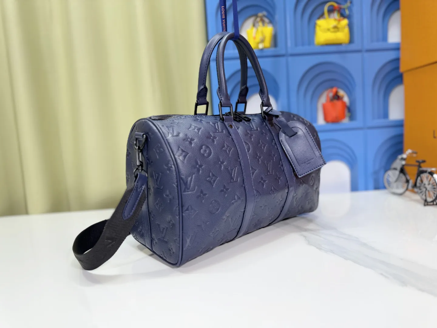 P260 Upgraded original [keepall 35 handbag] m22765 m11691 indigo (embossed) This keepall 35 travel bag is made of monogram shadow leather with full monogram embossing and matte metal parts to achieve a simple design. The cabin luggage size is suitable for short trips. The keepall soft travel bag series was born in the 1930s and is as classic and elegant as ever. Top layer of skin! ! ! Dimensions: 35x21x16 cm
