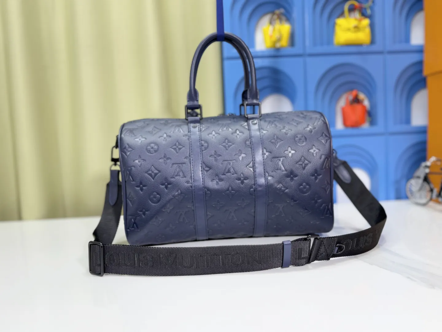 P260 Upgraded original [keepall 35 handbag] m22765 m11691 indigo (embossed) This keepall 35 travel bag is made of monogram shadow leather with full monogram embossing and matte metal parts to achieve a simple design. The cabin luggage size is suitable for short trips. The keepall soft travel bag series was born in the 1930s and is as classic and elegant as ever. Top layer of skin! ! ! Dimensions: 35x21x16 cm