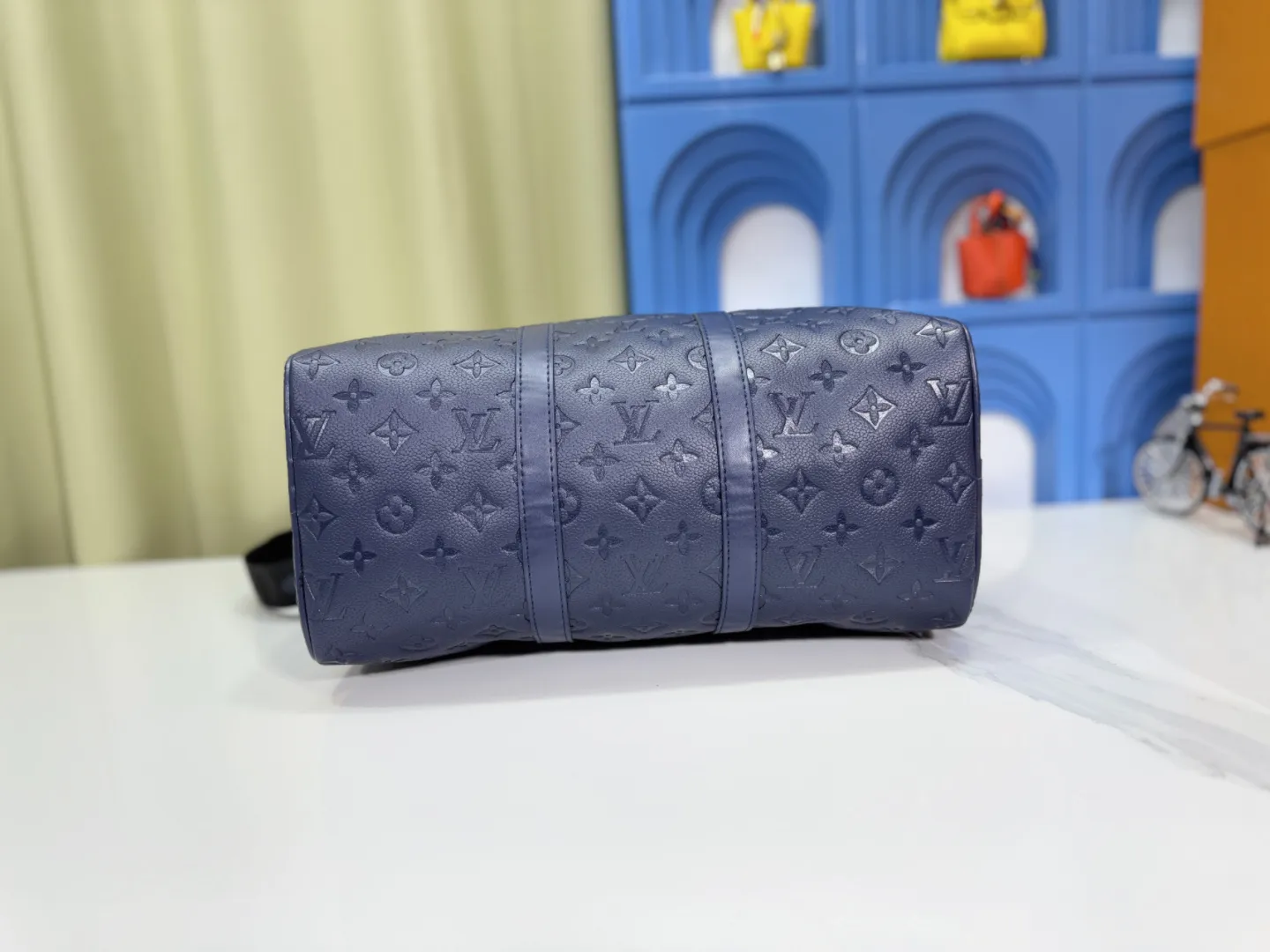 P260 Upgraded original [keepall 35 handbag] m22765 m11691 indigo (embossed) This keepall 35 travel bag is made of monogram shadow leather with full monogram embossing and matte metal parts to achieve a simple design. The cabin luggage size is suitable for short trips. The keepall soft travel bag series was born in the 1930s and is as classic and elegant as ever. Top layer of skin! ! ! Dimensions: 35x21x16 cm