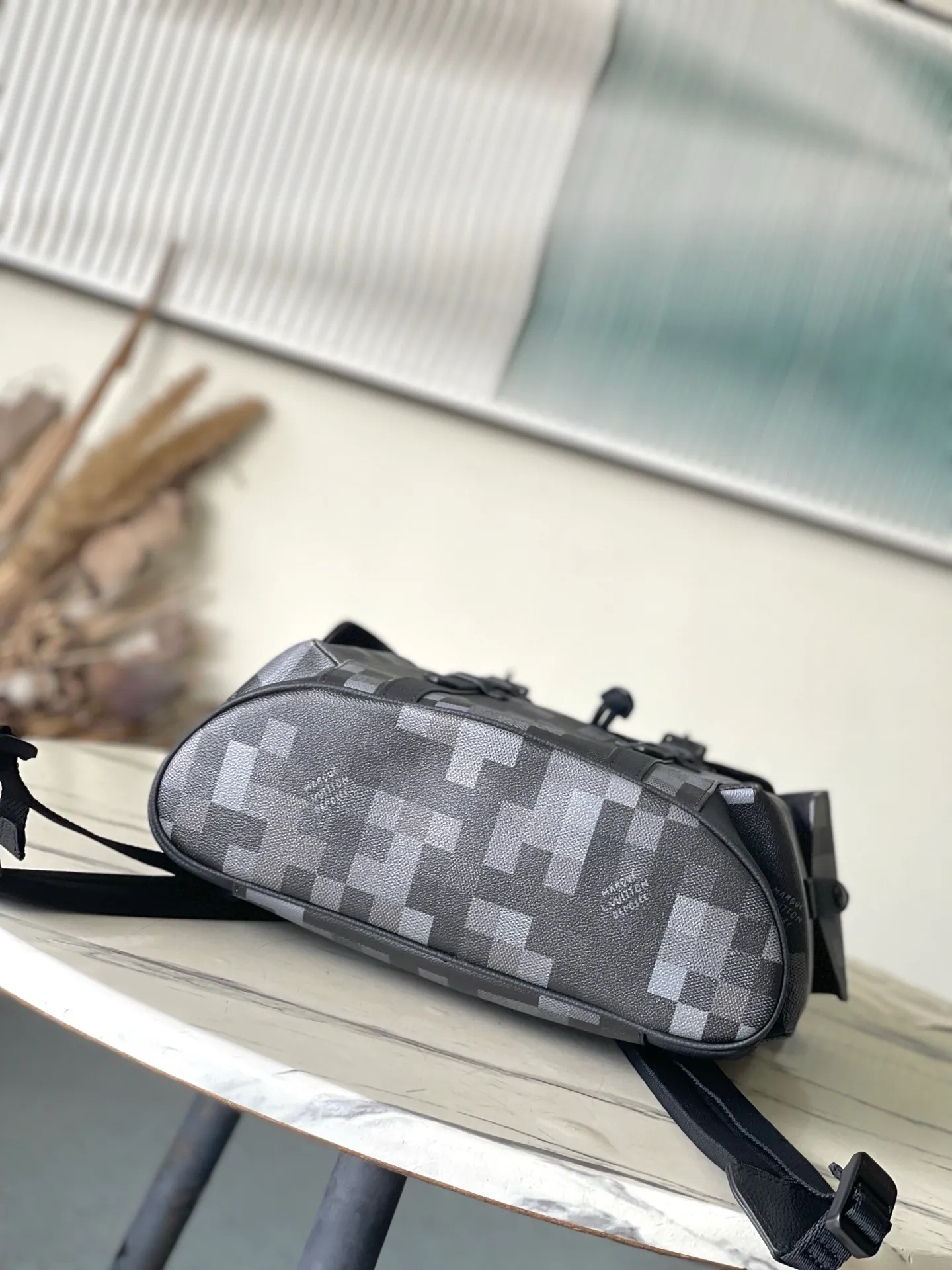 💰1180 Top Original M14952 This Christopher medium backpack is made of Damoflage Black canvas to create a modern and elegant structure, and the classic Damier pattern is reconstructed with a pixel effect. The Marque L.Vuitton Deposee logo is also integrated into it, vividly interpreting ultra-modern style. Dimensions: 38 × 44 × 12.5 cm