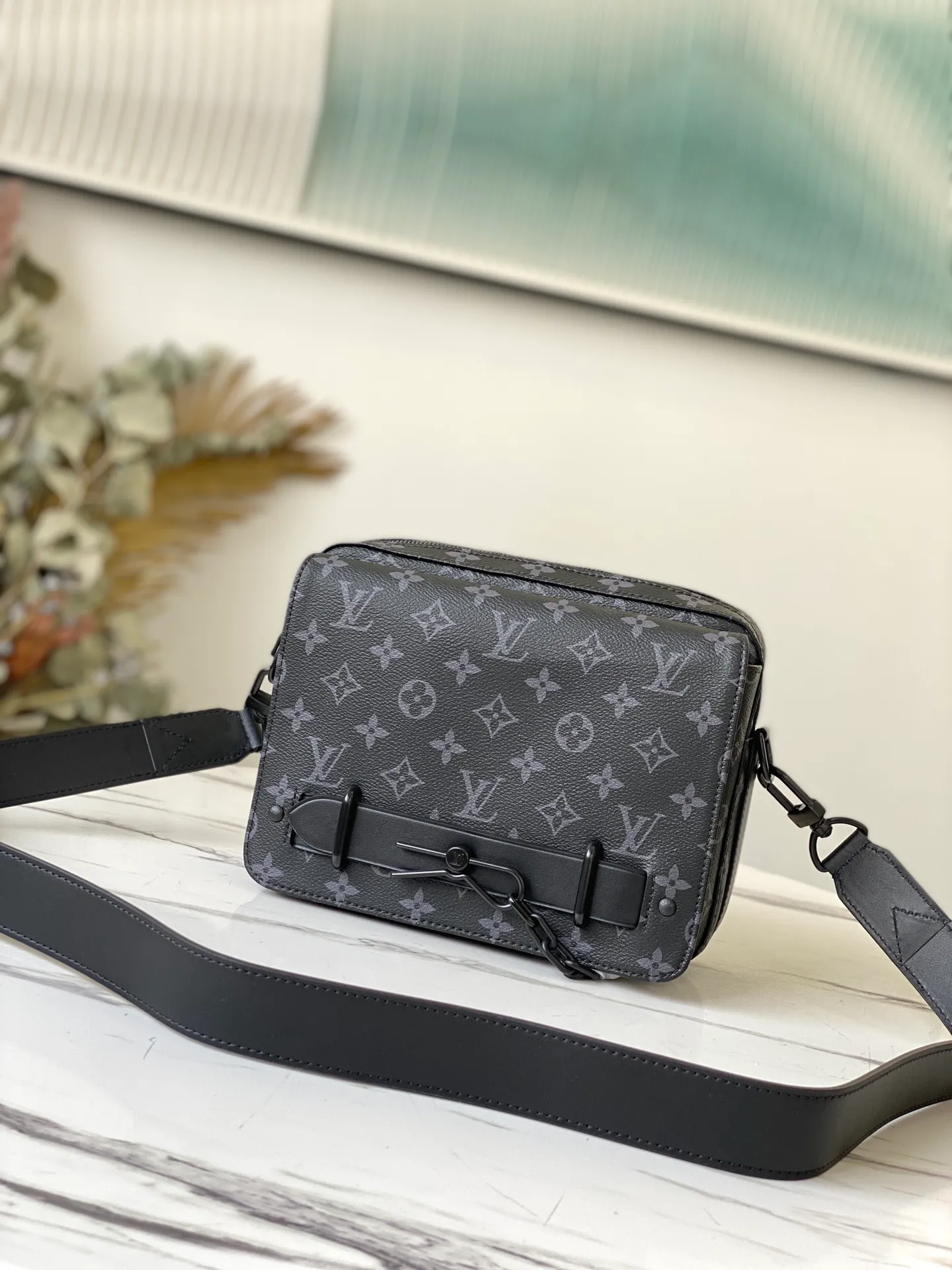 💰940 Top original order M45585 This new Steamer messenger bag injects the brand's traditional elements into the New Classics series with exquisite shape. Iconic Monogram Eclipse canvas is paired with classic elements like Steamer-style chains. Comes with a detachable shoulder strap for easy carrying. Zippered compartments provide ample storage space, and front pocket flaps and magnetic locks keep items safe. Dimensions: 23.5 x 17 x 6 cm