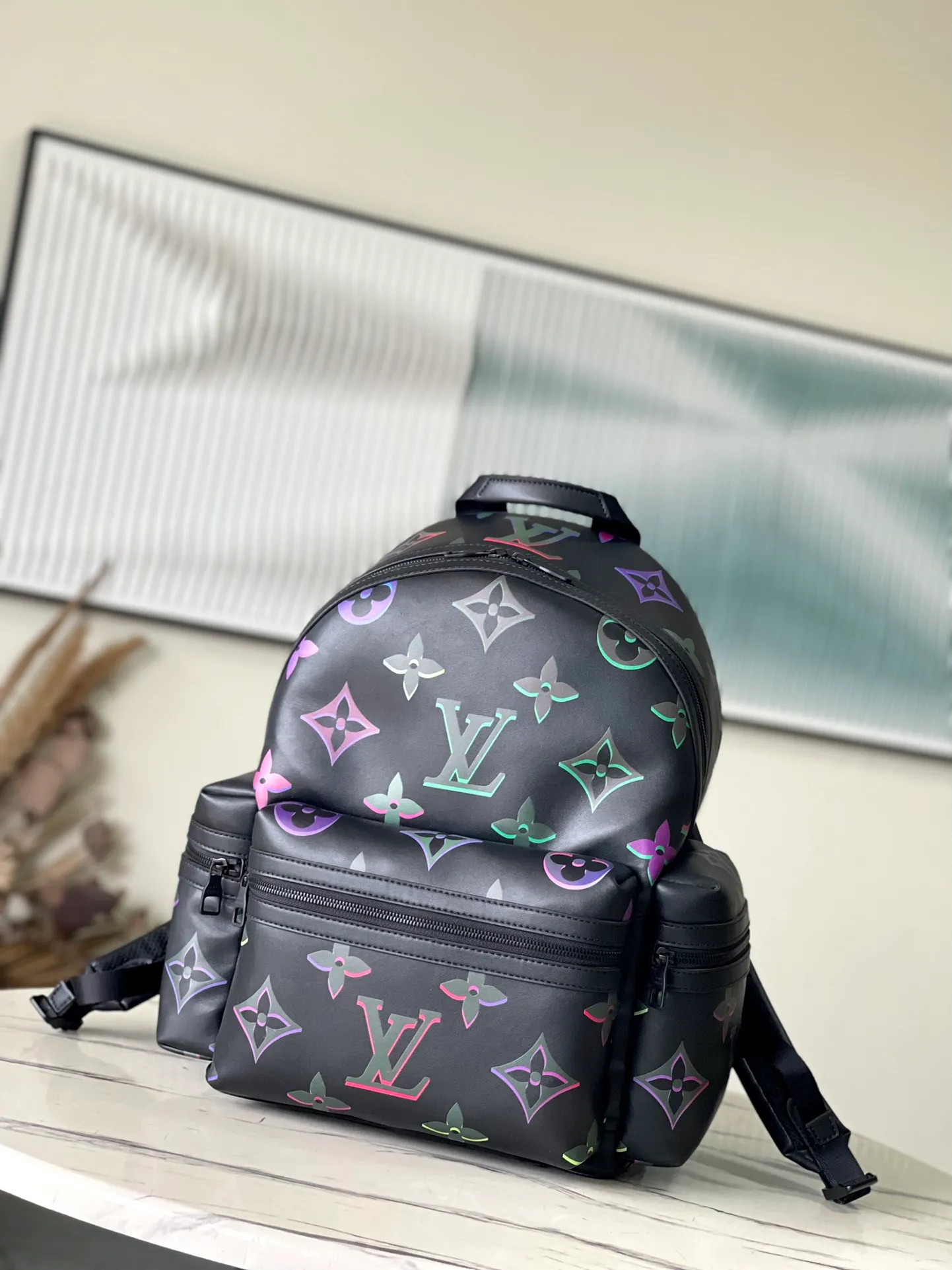 💰1540 Top original order M22488 Comet backpack is made of soft cow leather, making the Monogram flowers and letters of the Monogram pattern shine with neon colors. There are zipper pockets on the front and sides for easy access to your belongings. Dimensions: 37 × 43 × 17 cm