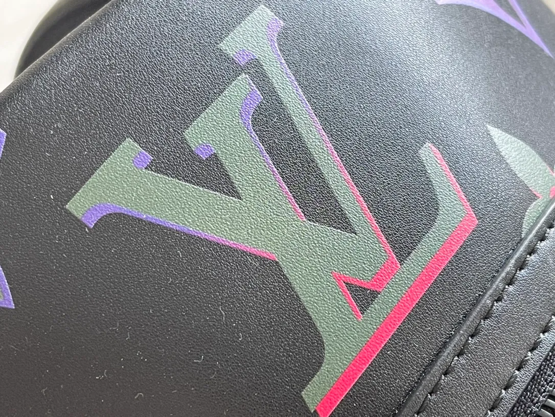 💰1540 Top original order M22488 Comet backpack is made of soft cow leather, making the Monogram flowers and letters of the Monogram pattern shine with neon colors. There are zipper pockets on the front and sides for easy access to your belongings. Dimensions: 37 × 43 × 17 cm
