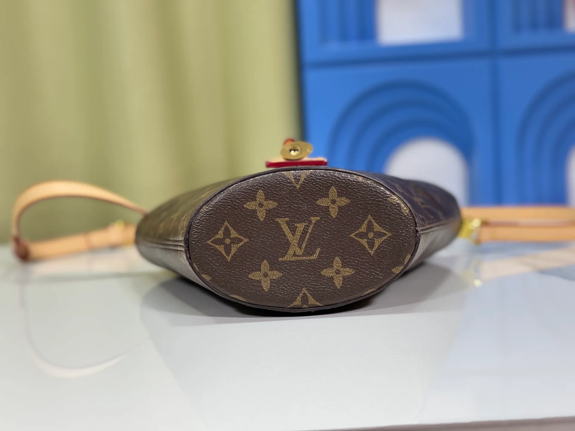 P260 upgraded version M14680 M13480 Nicolas Ghesquière presented the Rivage BB handbag at the 2025 spring and summer show. It is cut out of Monogram canvas in a bucket shape and reinterprets the Noctambule handbag launched by Louis Vuitton in 1999. The trunk-style handles, LV-engraved padlock and leather luggage tag add classic elements, and the shoulder strap makes it easy to carry cross-body. Dimensions: 12.0 x 18.0 x 7.0 cm (L x H x W) • Coated canvas • Cow leather trim • Textile lining • Metal hardware • Padlock • Name tag • Holds a 6.7" smartphone, Sarah long wallet, notebook, sunglasses and keys • Shoulder strap: removable, adjustable • Half-length strap: 45.0 cm • Half-length strap adjustable to: 50.0 cm • Handle: Double handle