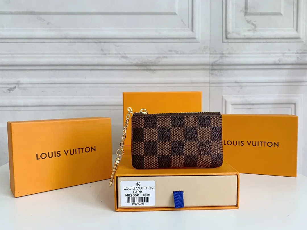 💰80 💎Damier canvas small leather bag can hold change and keys, and can be easily put into handbags or clothing pockets. Key ring, key hook can be hung on the D-ring provided with most Louis Vuitton handbags, zipper closure, Damier canvas texture and embossed calfskin, shiny gold-tone hardware. ❤️Model: 62650 Size: 12x7cm.