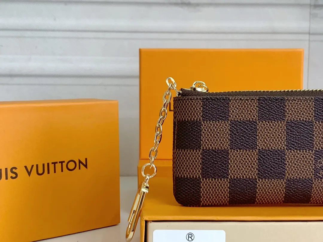 💰80 💎Damier canvas small leather bag can hold change and keys, and can be easily put into handbags or clothing pockets. Key ring, key hook can be hung on the D-ring provided with most Louis Vuitton handbags, zipper closure, Damier canvas texture and embossed calfskin, shiny gold-tone hardware. ❤️Model: 62650 Size: 12x7cm.