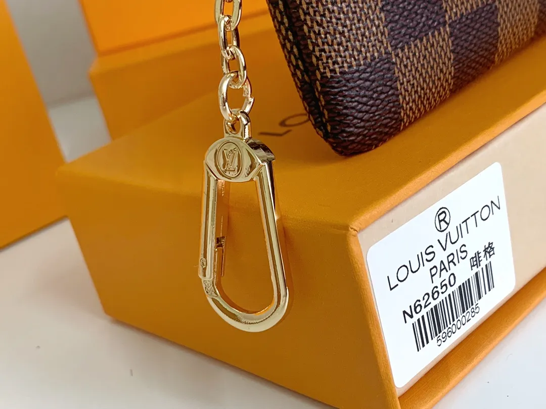 💰80 💎Damier canvas small leather bag can hold change and keys, and can be easily put into handbags or clothing pockets. Key ring, key hook can be hung on the D-ring provided with most Louis Vuitton handbags, zipper closure, Damier canvas texture and embossed calfskin, shiny gold-tone hardware. ❤️Model: 62650 Size: 12x7cm.
