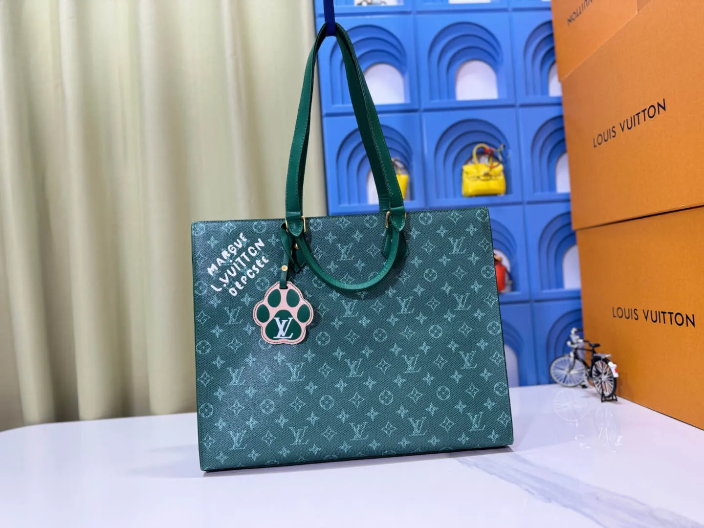 P280 Upgraded original M12683 This Sac Plat 24H handbag is made of bright Monogram Heritage canvas, and the Marque L.Vuitton Déposée logo of the original Damier canvas is transplanted here. The LV letter embossed padded bag is in the shape of a dog's paw, and the long and short handles allow for shoulder or hand carry options. Dimensions: 41.0 x 33.0 x 14.0 cm (length x height x width)
