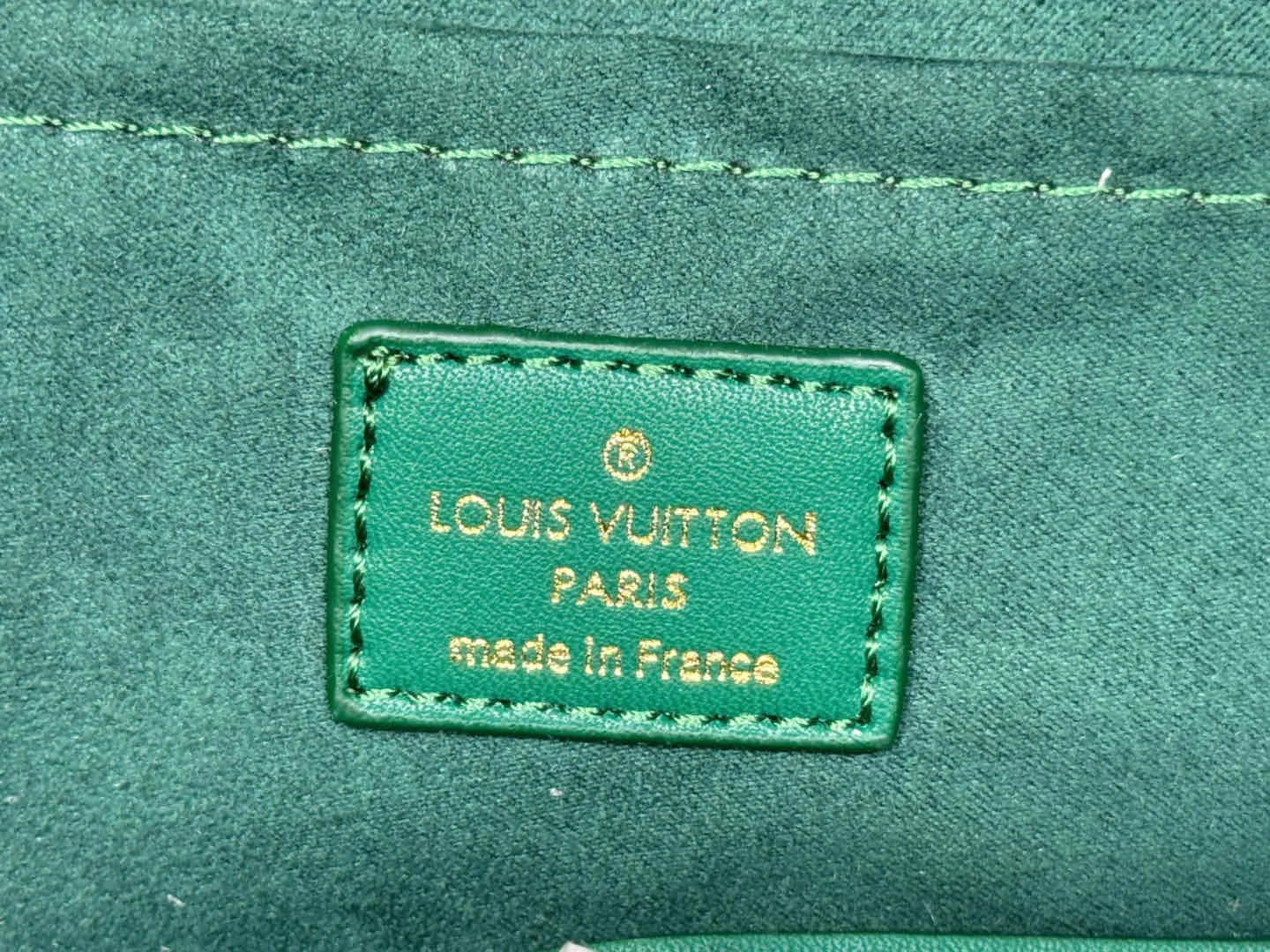 P280 Upgraded original M12683 This Sac Plat 24H handbag is made of bright Monogram Heritage canvas, and the Marque L.Vuitton Déposée logo of the original Damier canvas is transplanted here. The LV letter embossed padded bag is in the shape of a dog's paw, and the long and short handles allow for shoulder or hand carry options. Dimensions: 41.0 x 33.0 x 14.0 cm (length x height x width)