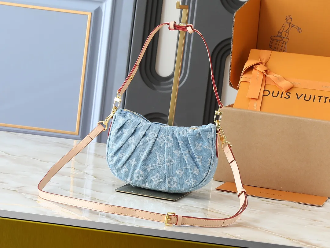 💰260💰Upgraded from the original M13571. This Pochette Valley handbag is made of Monogram cotton denim, with contrasting cow leather trim and dazzling metal parts, giving the classic design a modern style. Remove the handle and transform it into a clutch. Dimensions: 21.0 x 15.0 x 7.0 cm (length x height x width)