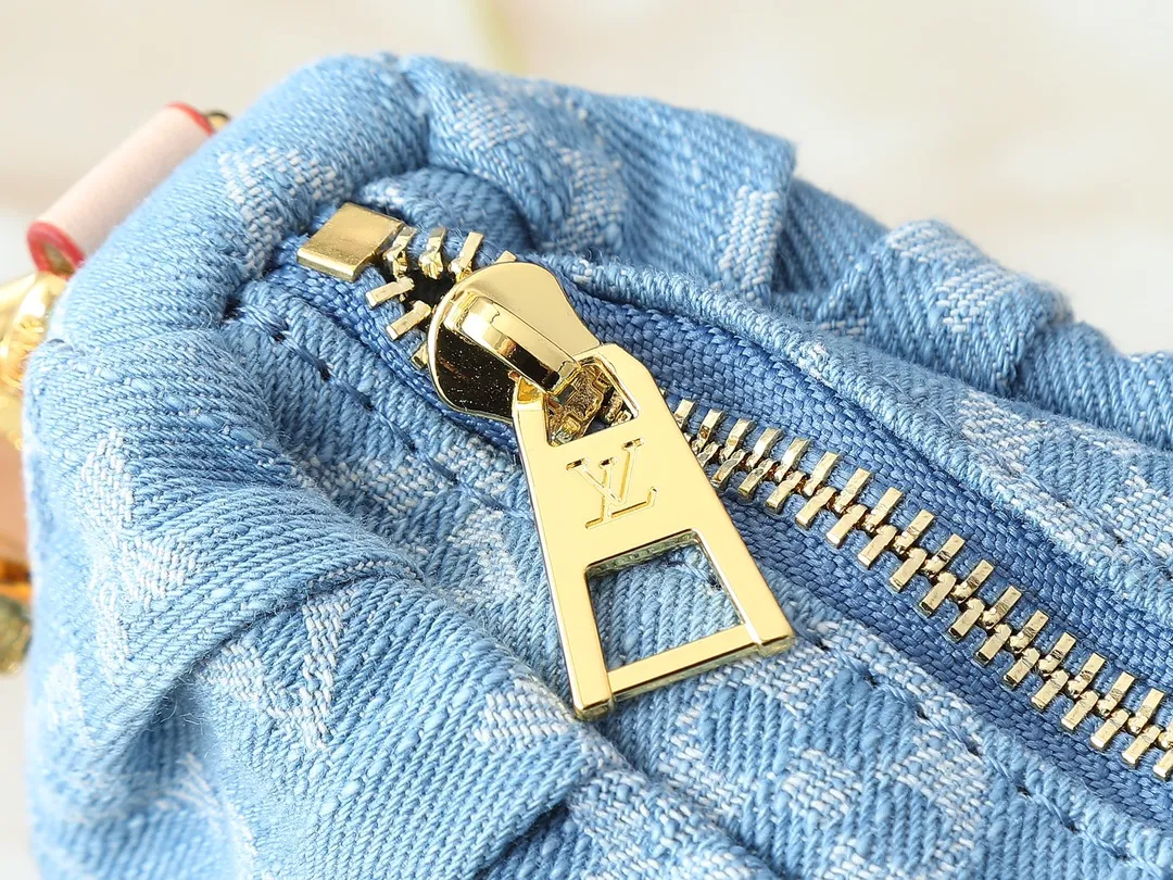 💰260💰Upgraded from the original M13571. This Pochette Valley handbag is made of Monogram cotton denim, with contrasting cow leather trim and dazzling metal parts, giving the classic design a modern style. Remove the handle and transform it into a clutch. Dimensions: 21.0 x 15.0 x 7.0 cm (length x height x width)