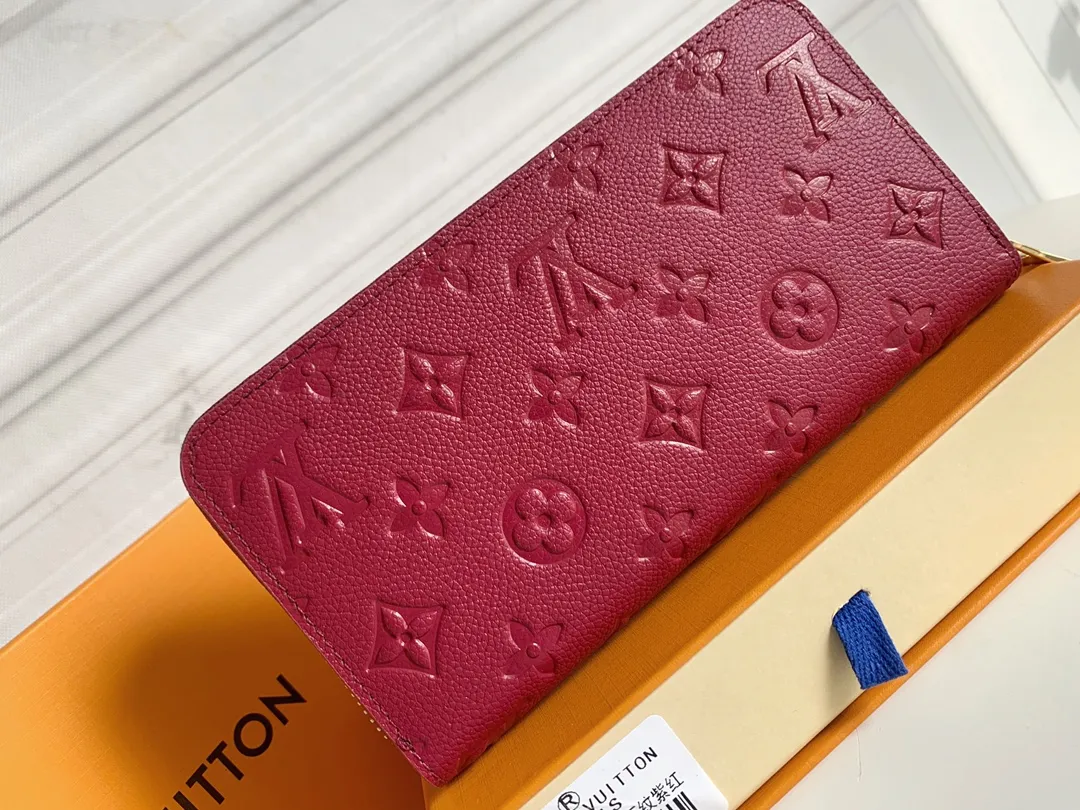 💰120 💎Upgraded original version 🇫🇷 Diamond pattern embossed material: embossed cowhide Introduction: 📢There are 8 credit card slots 3 large compartments to store banknotes Small zipper coin bag 3 flat bags to store bills 💋💋 Model: 60017 diamond pattern Model: 19x10.