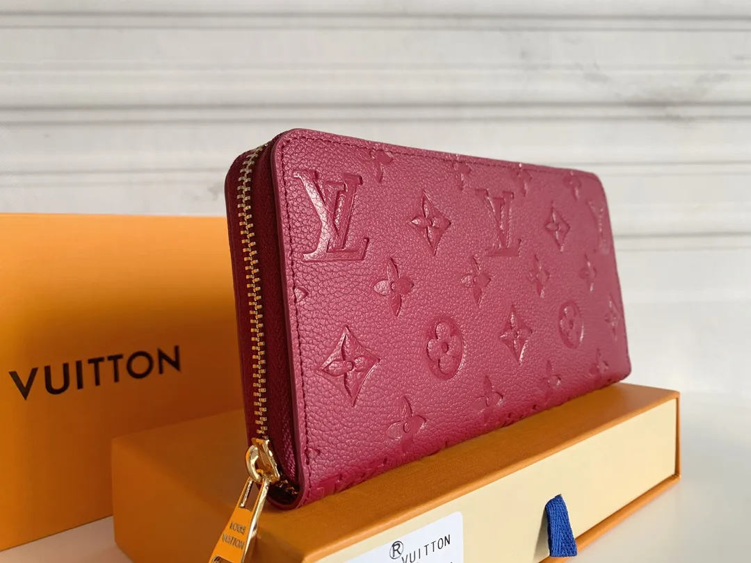 💰120 💎Upgraded original version 🇫🇷 Diamond pattern embossed material: embossed cowhide Introduction: 📢There are 8 credit card slots 3 large compartments to store banknotes Small zipper coin bag 3 flat bags to store bills 💋💋 Model: 60017 diamond pattern Model: 19x10.